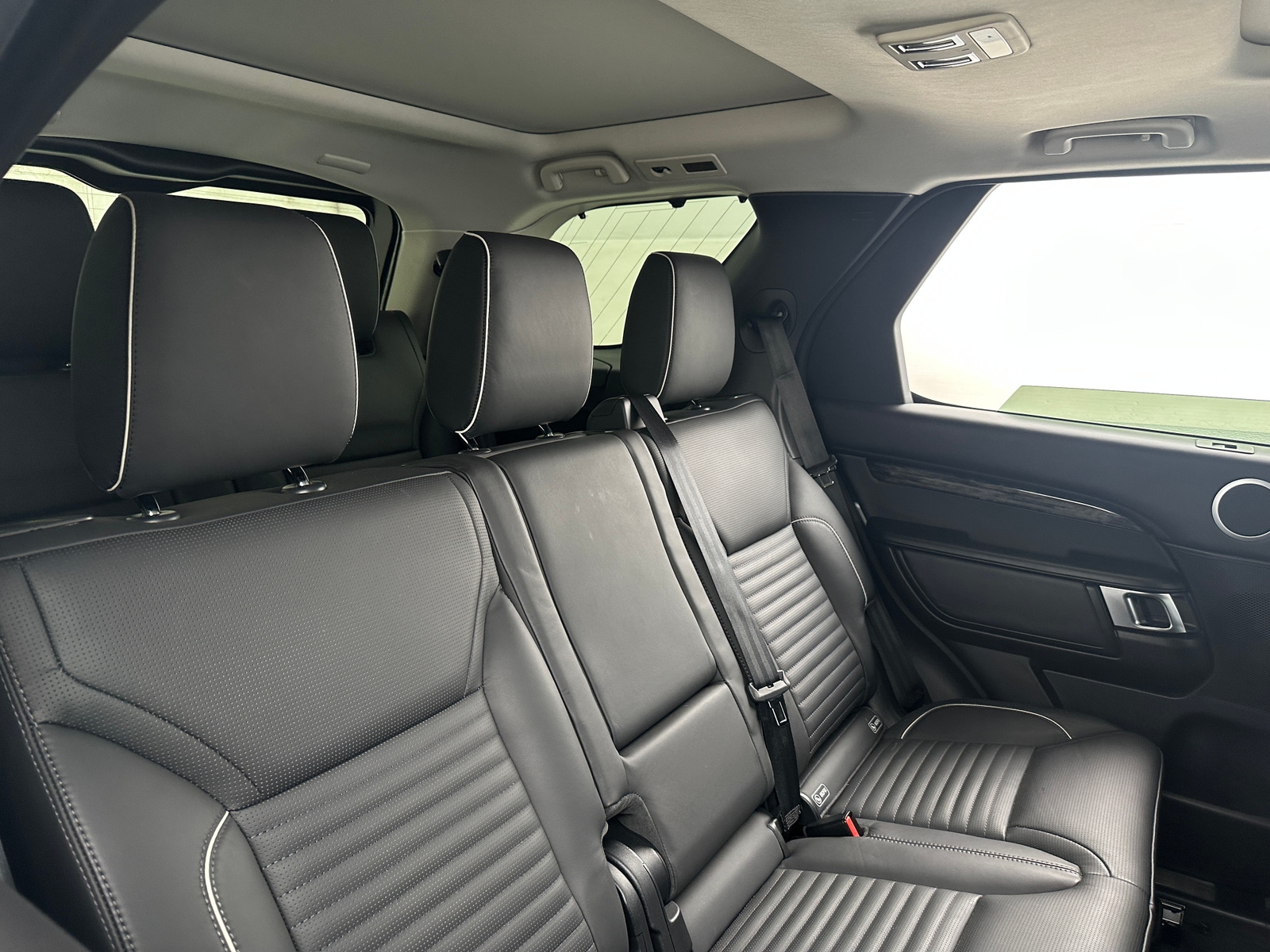 Thumbnail: 2017 Land Rover Discovery - 5