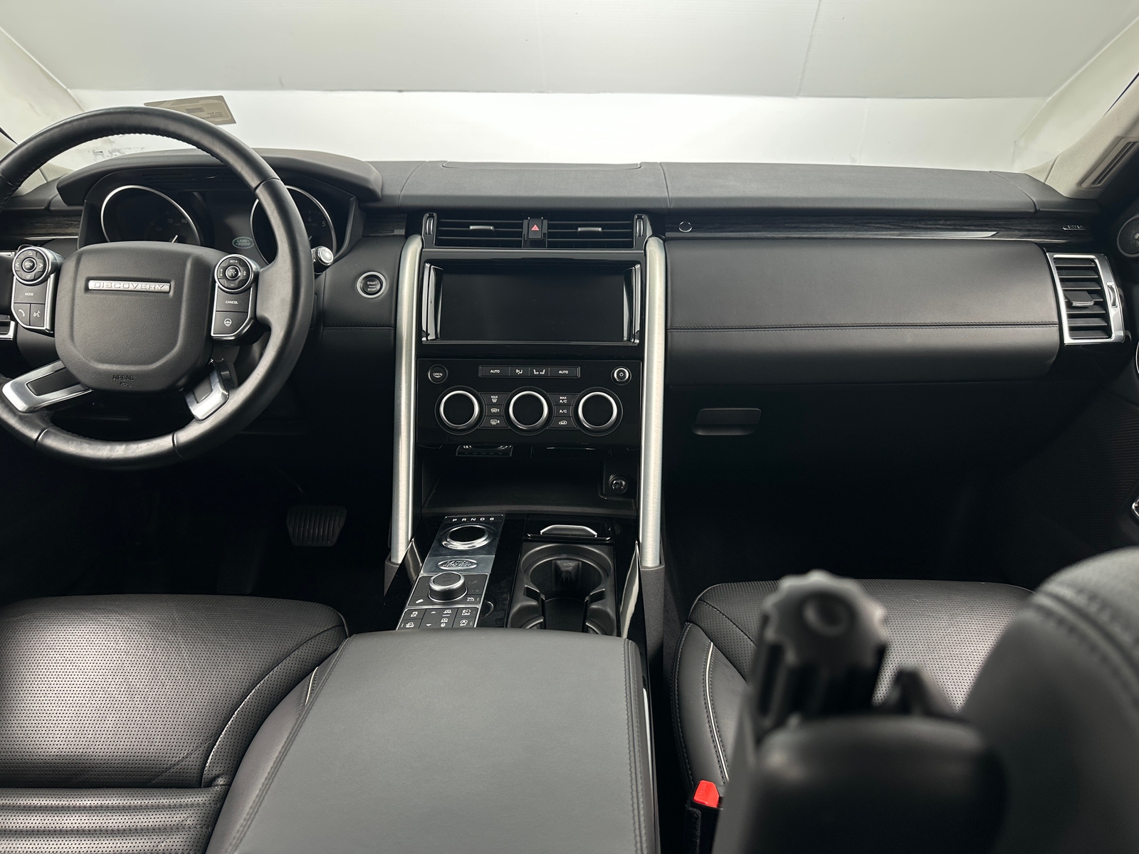 Thumbnail: 2017 Land Rover Discovery - 2