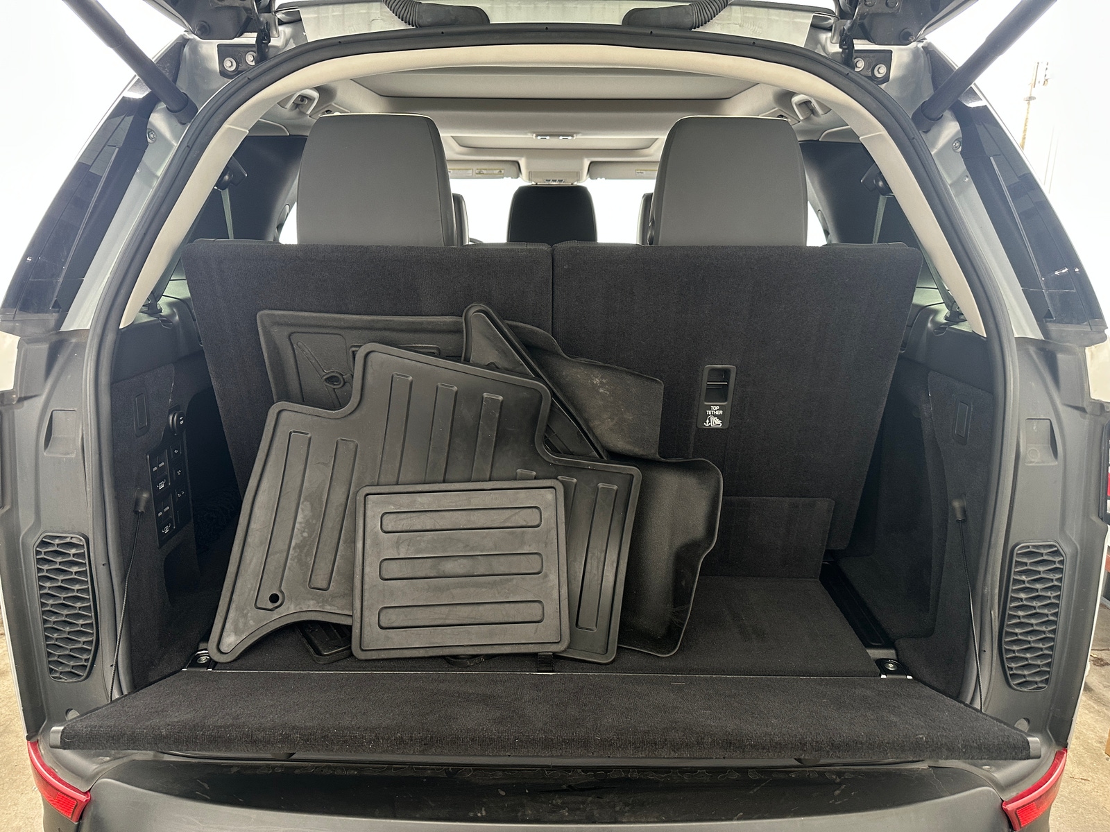 Thumbnail: 2017 Land Rover Discovery - 6