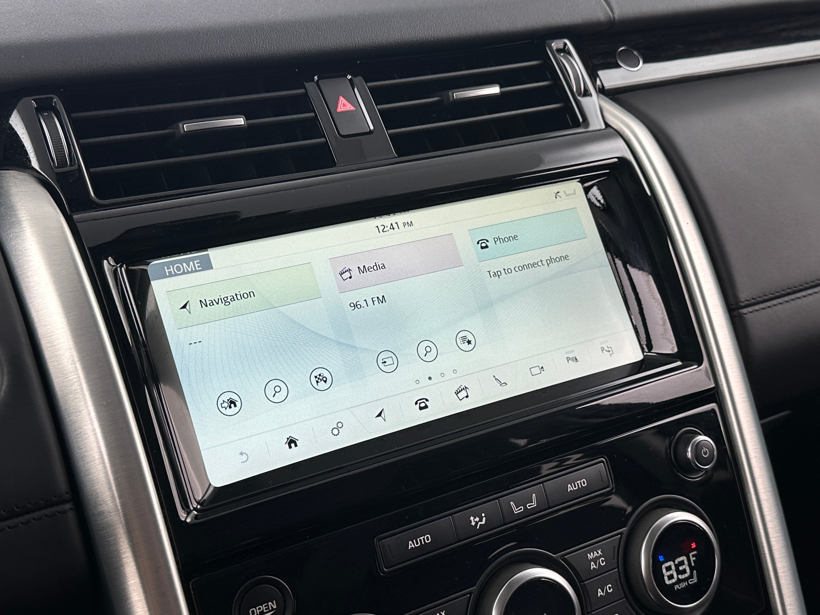 Thumbnail: 2017 Land Rover Discovery - 3