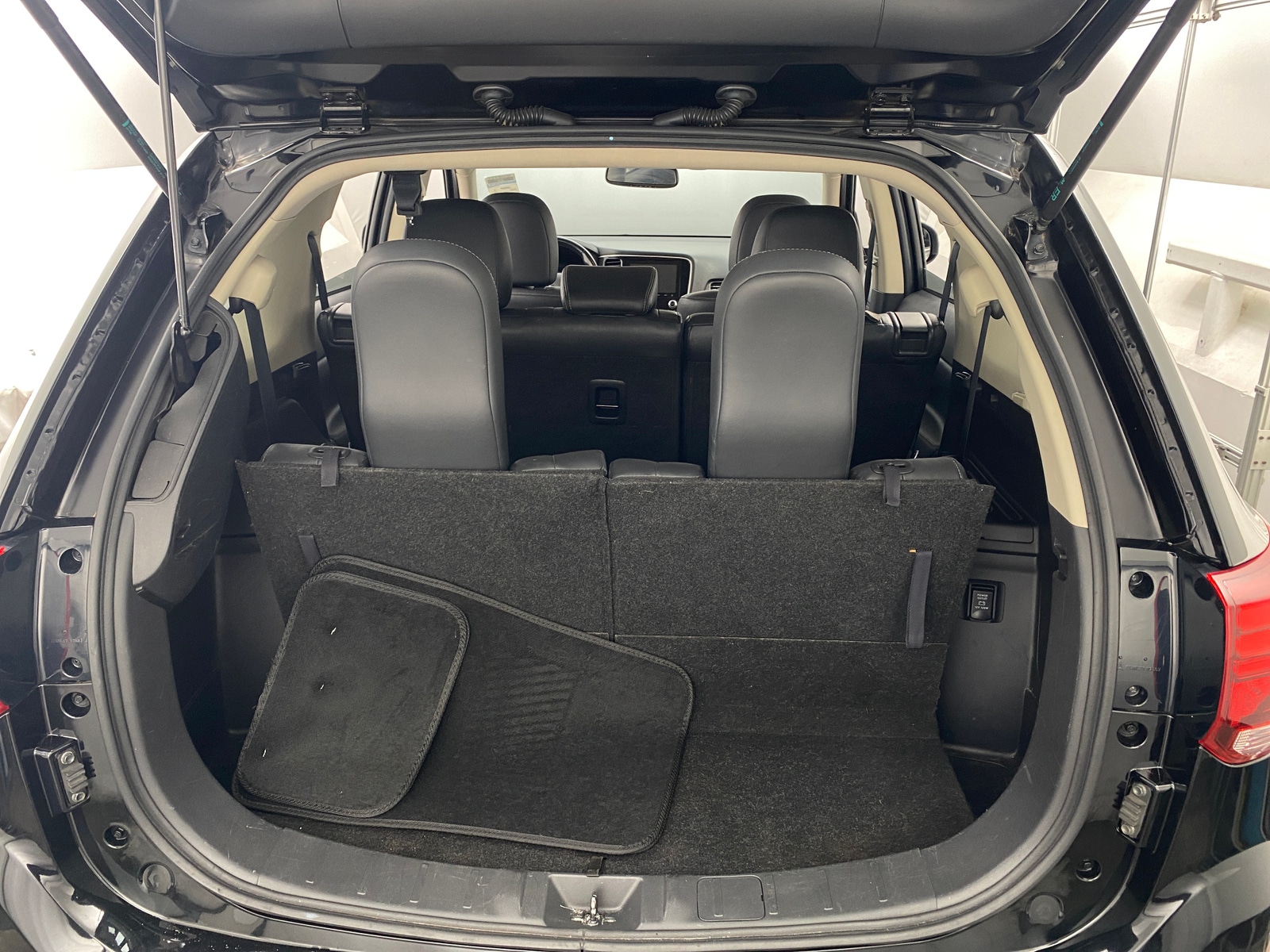 Thumbnail: 2020 Mitsubishi Outlander - 6