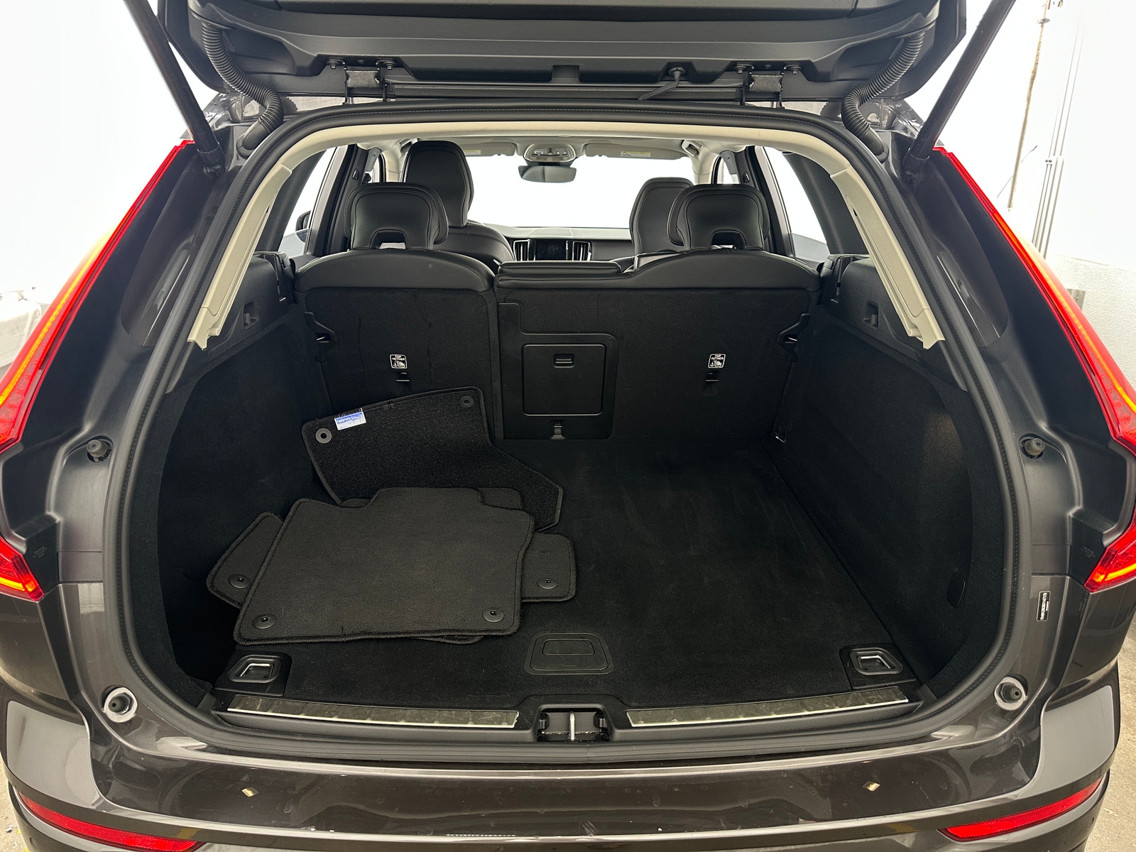 Thumbnail: 2025 Volvo XC60 - 6