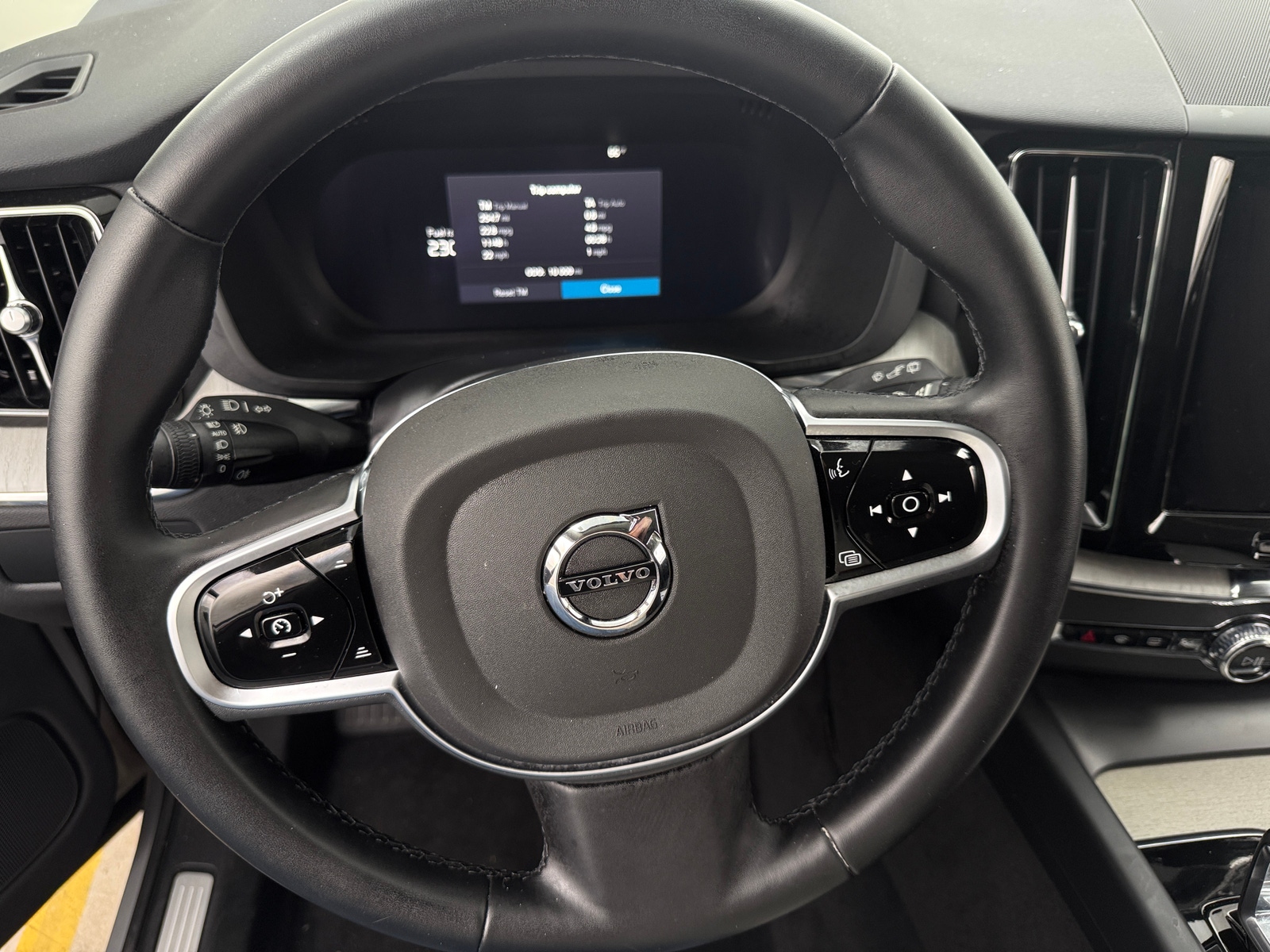 Thumbnail: 2025 Volvo XC60 - 4