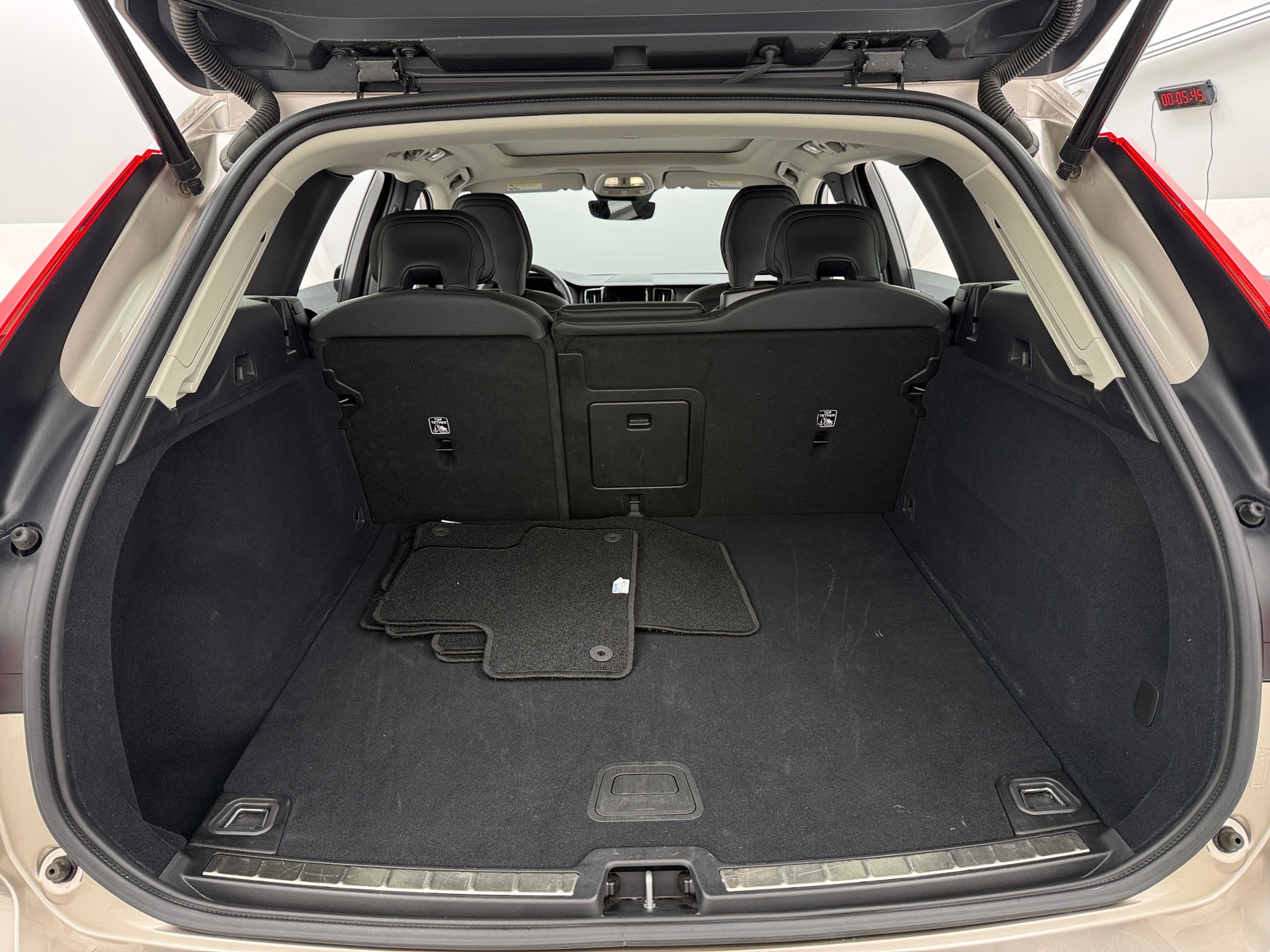 Thumbnail: 2025 Volvo XC60 - 6