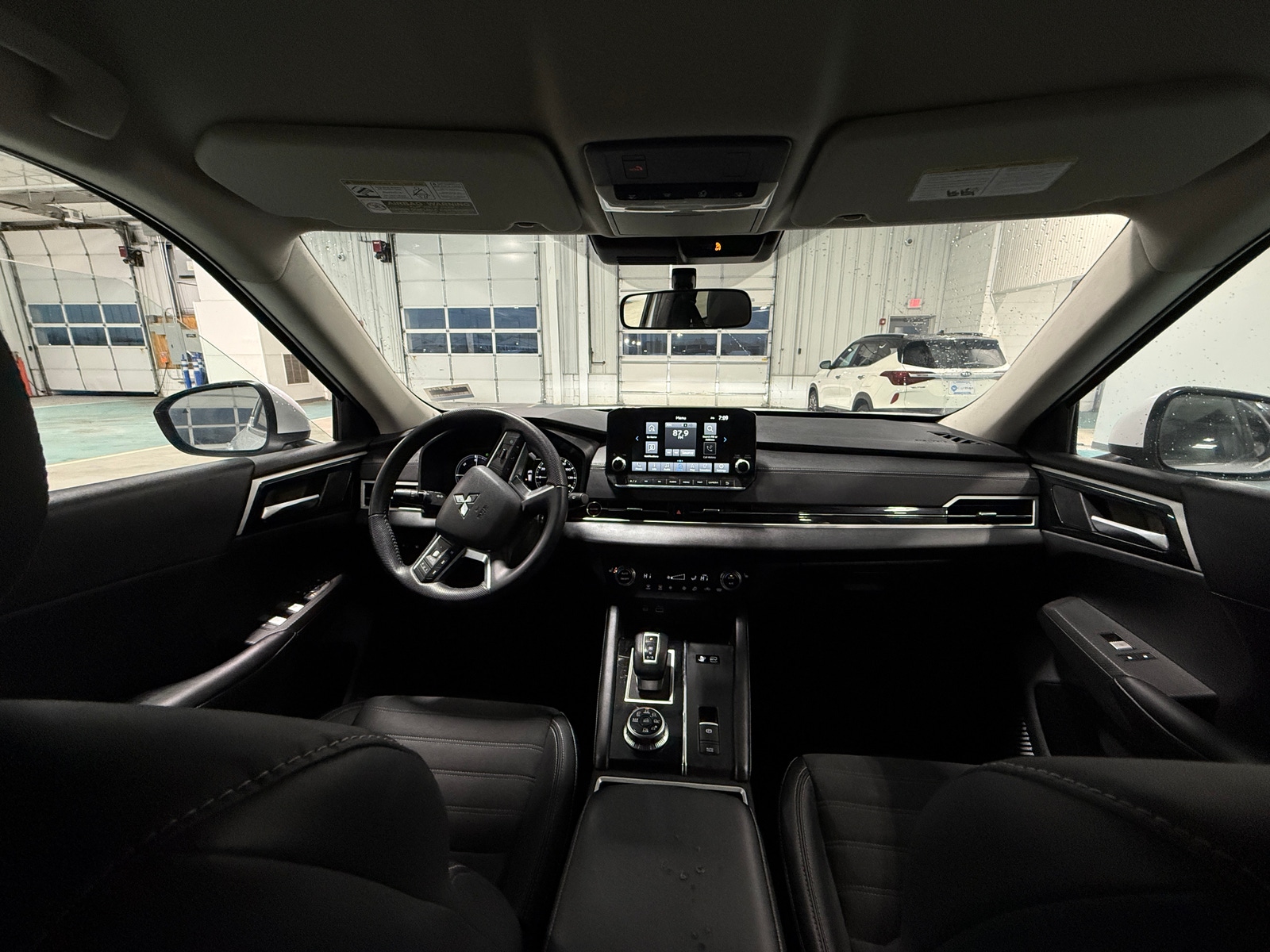 Thumbnail: 2023 Mitsubishi Outlander - 2