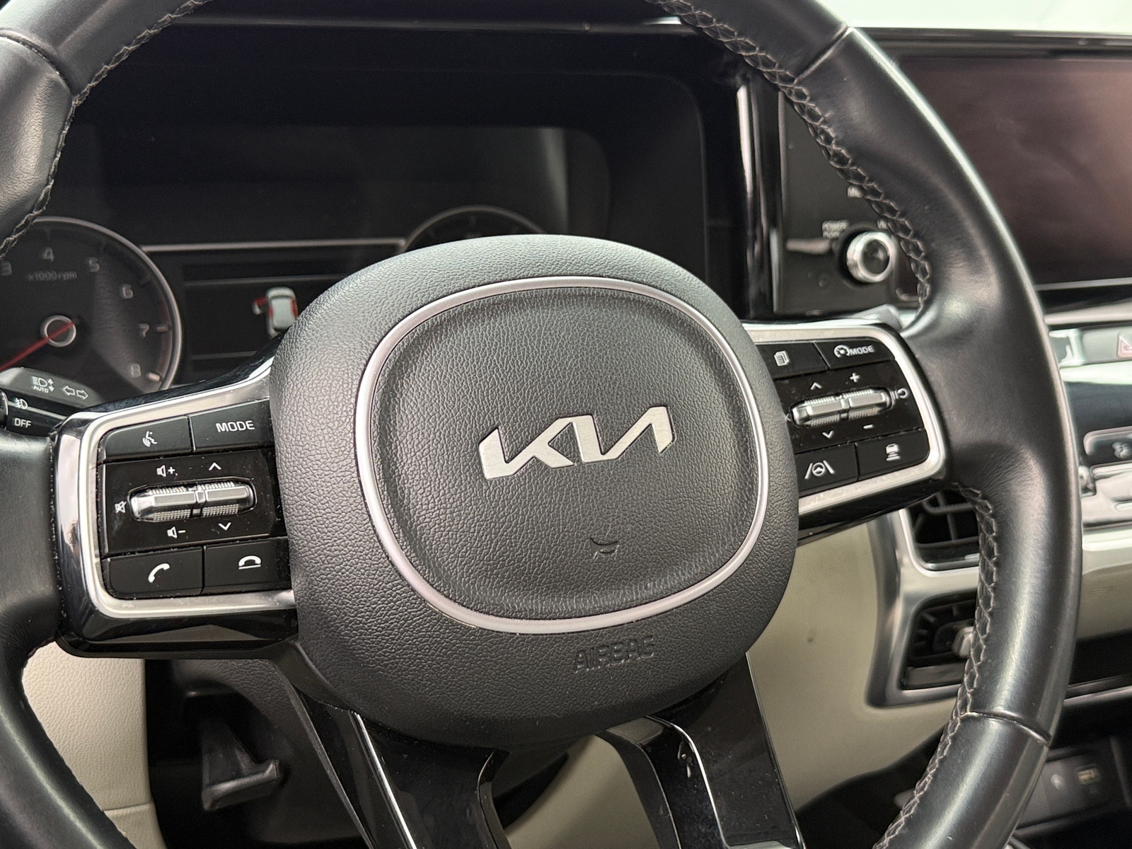 Thumbnail: 2022 Kia Sorento - 4