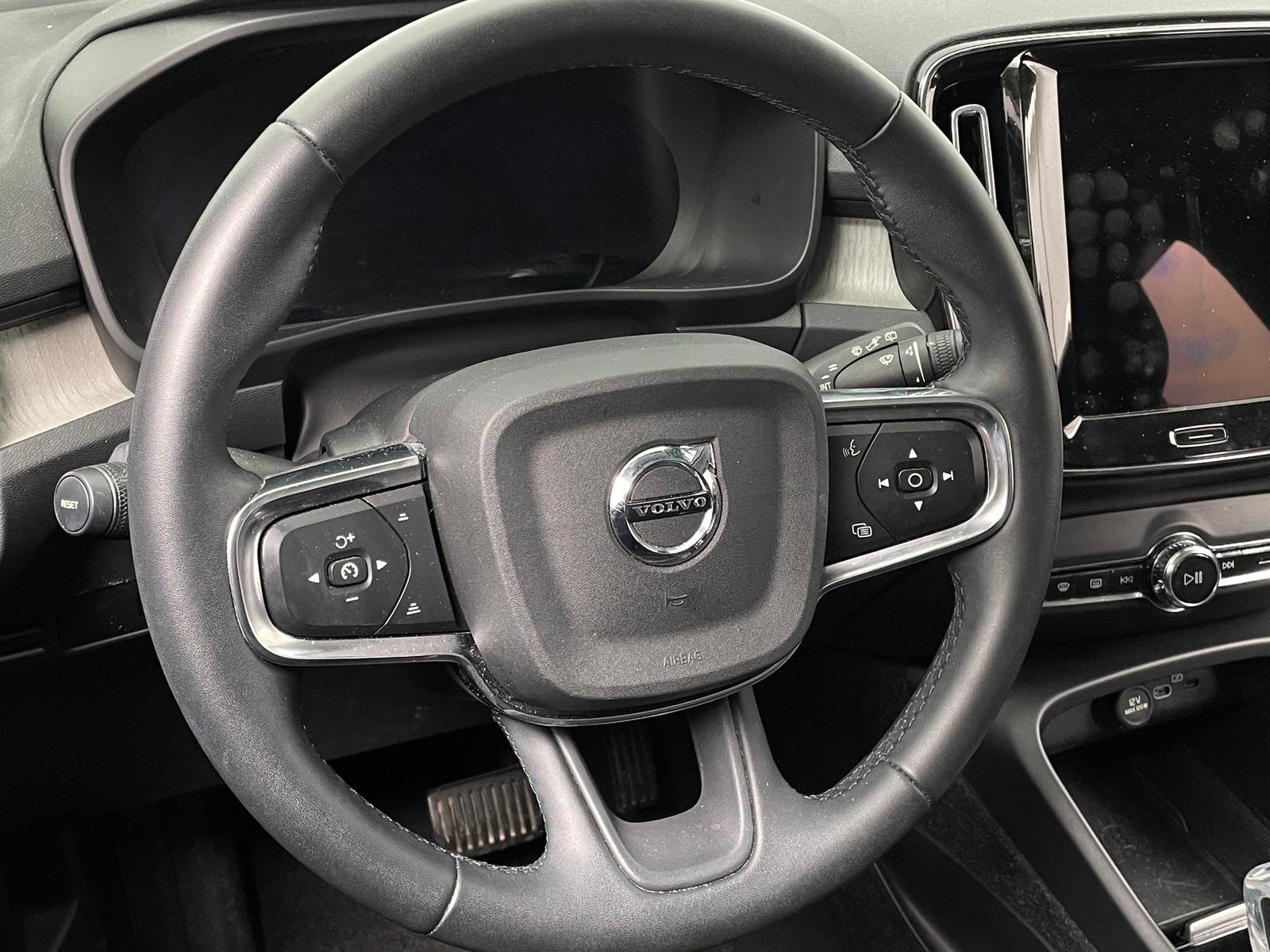 Thumbnail: 2023 Volvo XC40 - 4