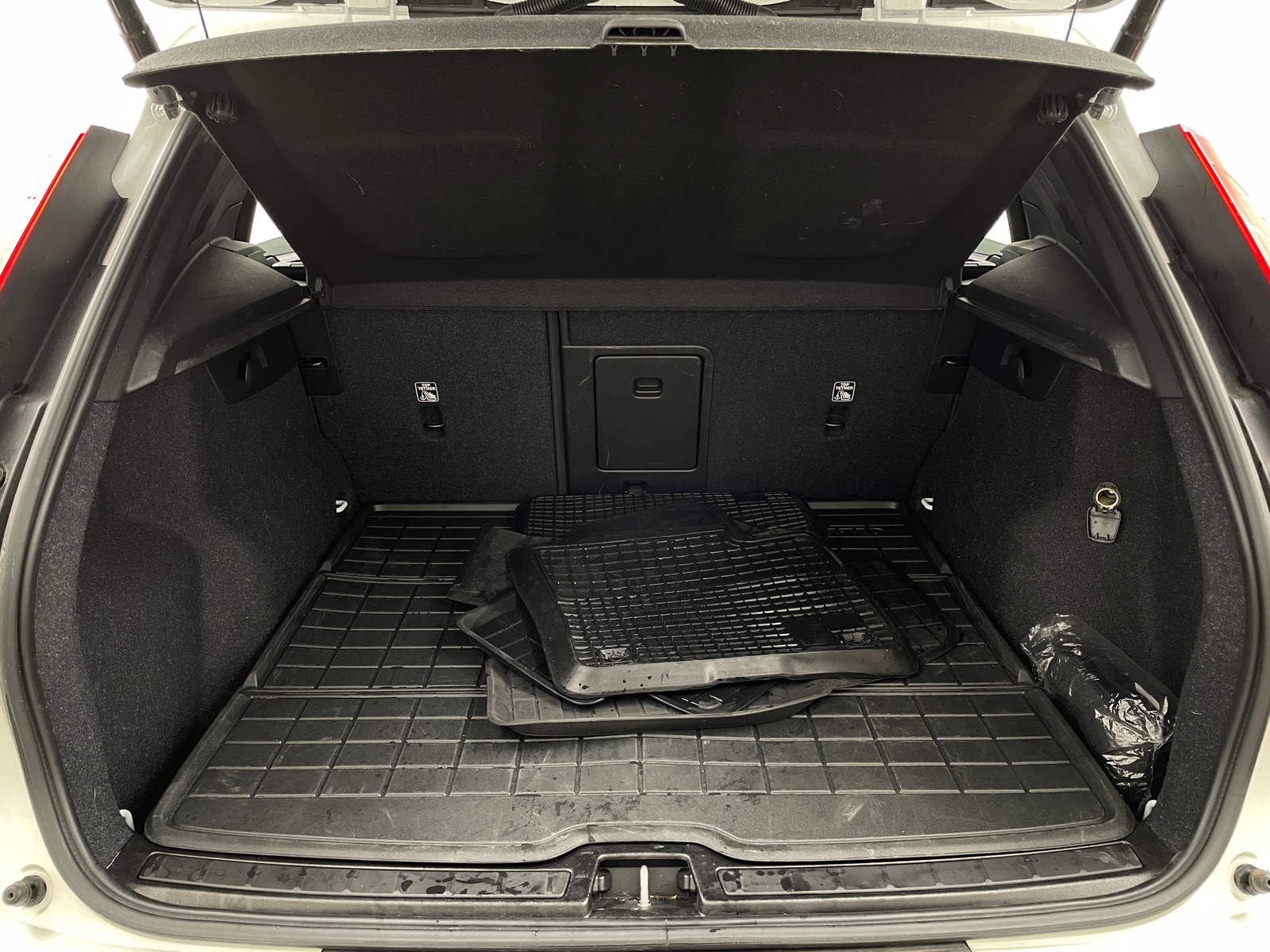 Thumbnail: 2023 Volvo XC40 - 6