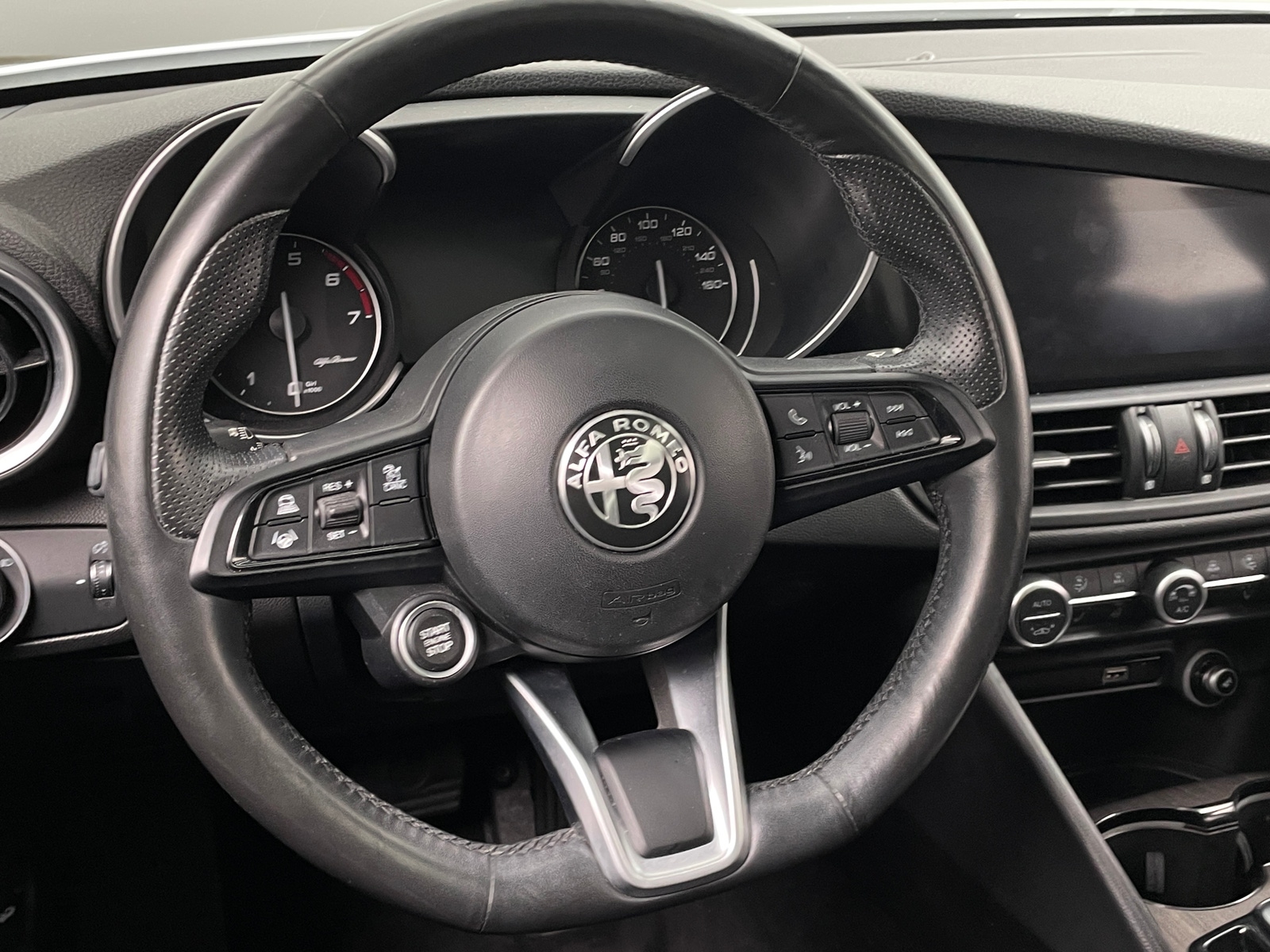 Thumbnail: 2021 Alfa Romeo Giulia - 4