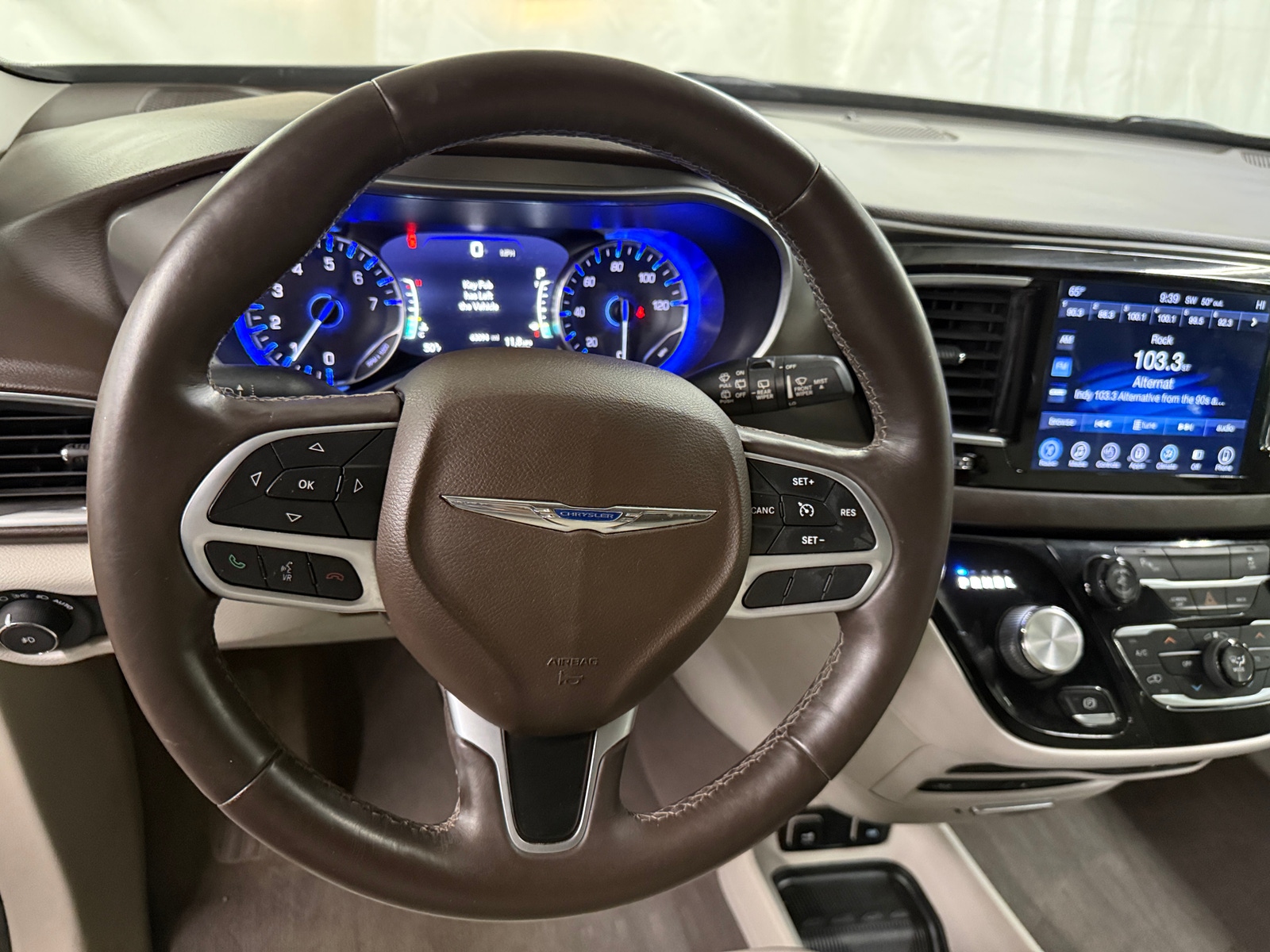 Thumbnail: 2017 Chrysler Pacifica - 4