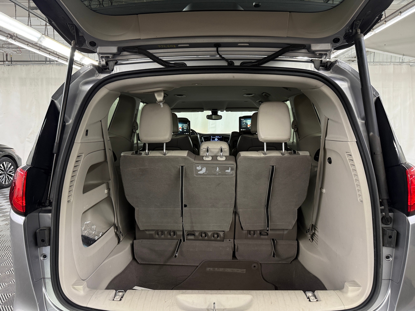 Thumbnail: 2017 Chrysler Pacifica - 6