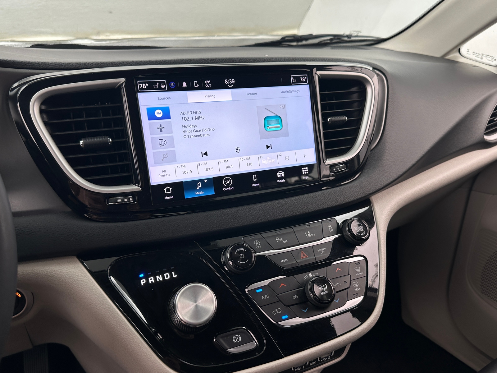 Thumbnail: 2024 Chrysler Pacifica - 3