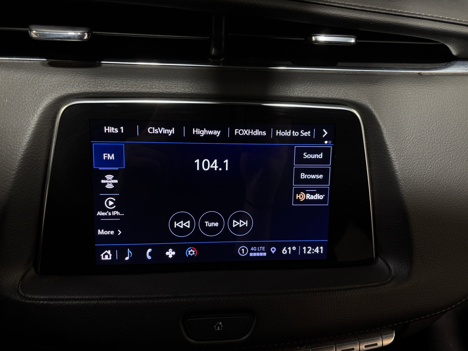 Thumbnail: 2023 Cadillac XT4 - 3