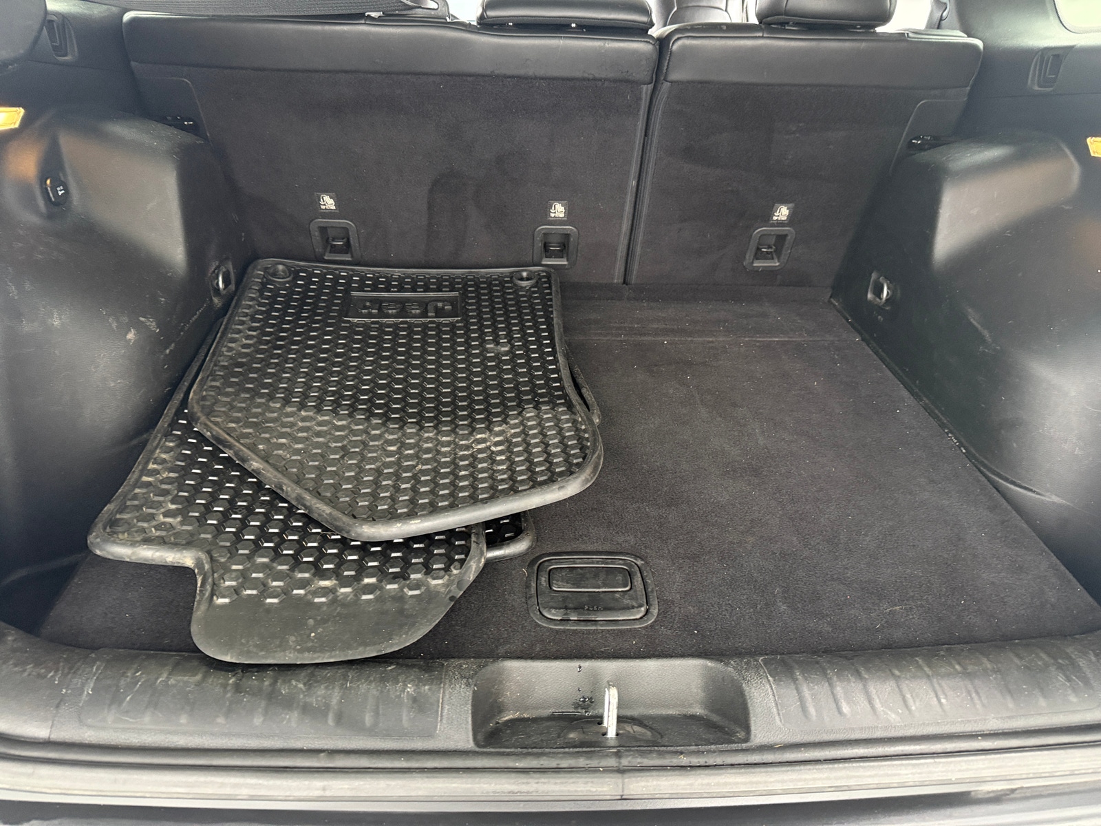 Thumbnail: 2019 Jeep Cherokee - 7