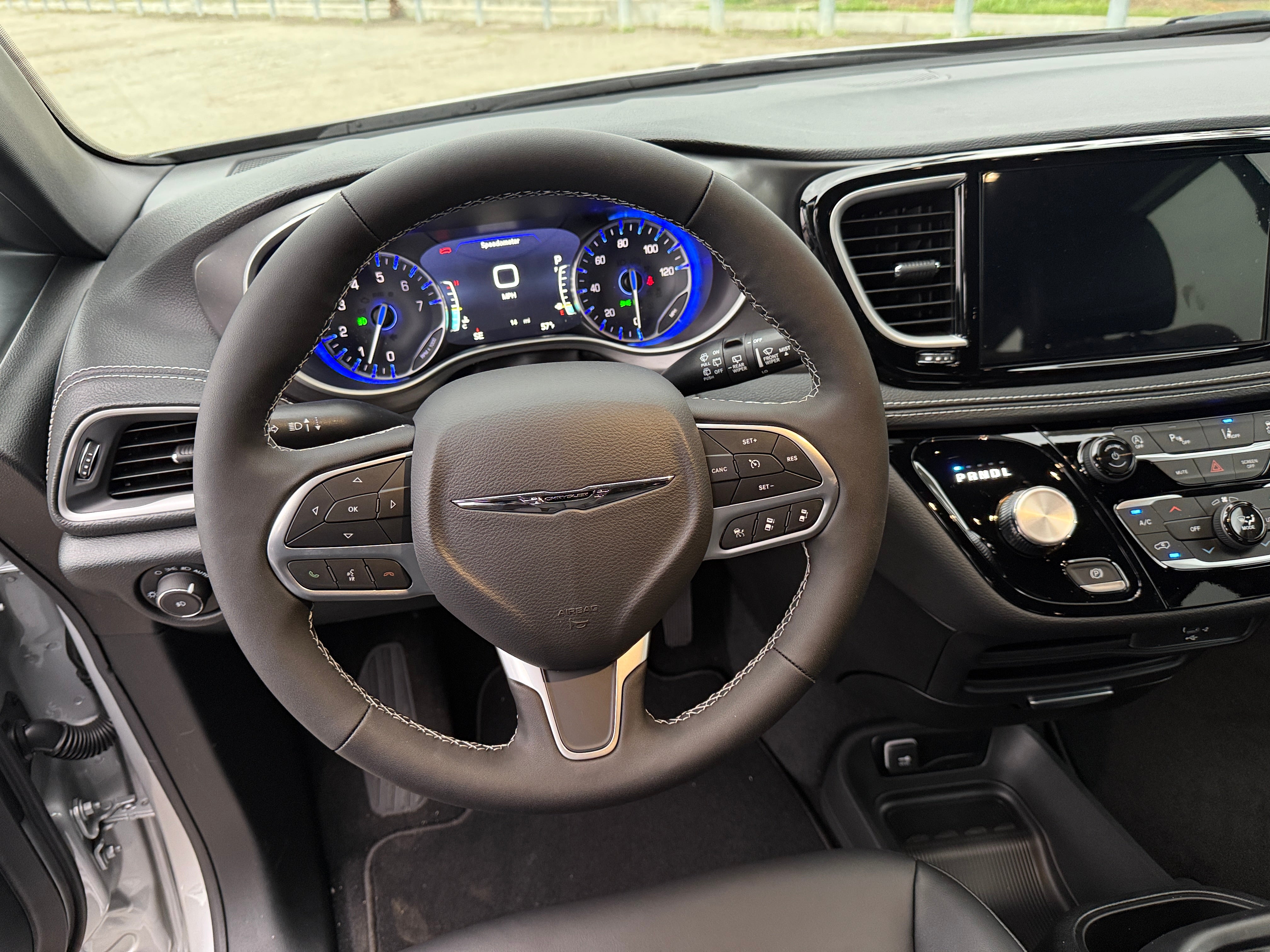 2026 Chrysler Pacifica Select's photo