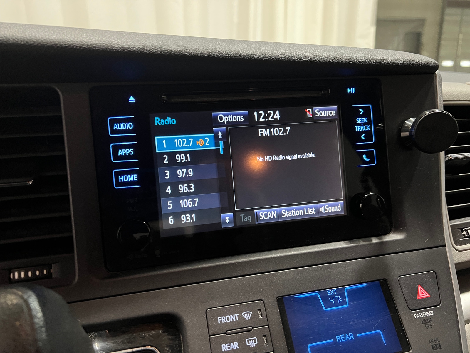 Thumbnail: 2015 Toyota Sienna - 4