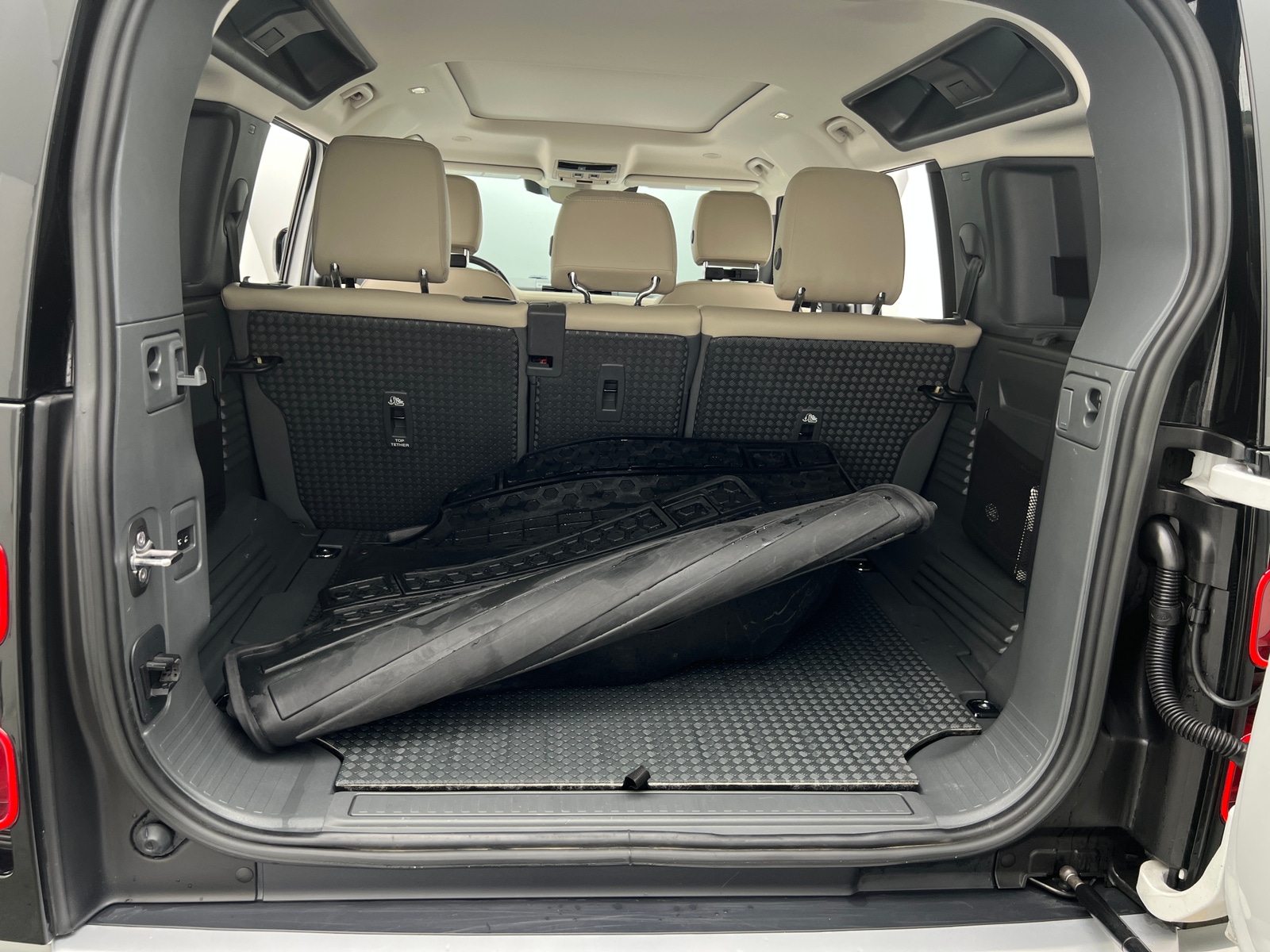 Thumbnail: 2023 Land Rover Defender - 6