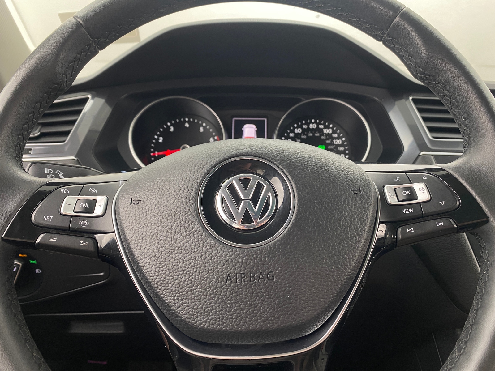 Thumbnail: 2020 Volkswagen Tiguan - 4