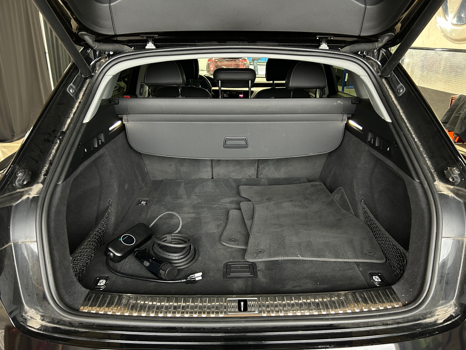 Thumbnail: 2019 Audi e-tron - 6