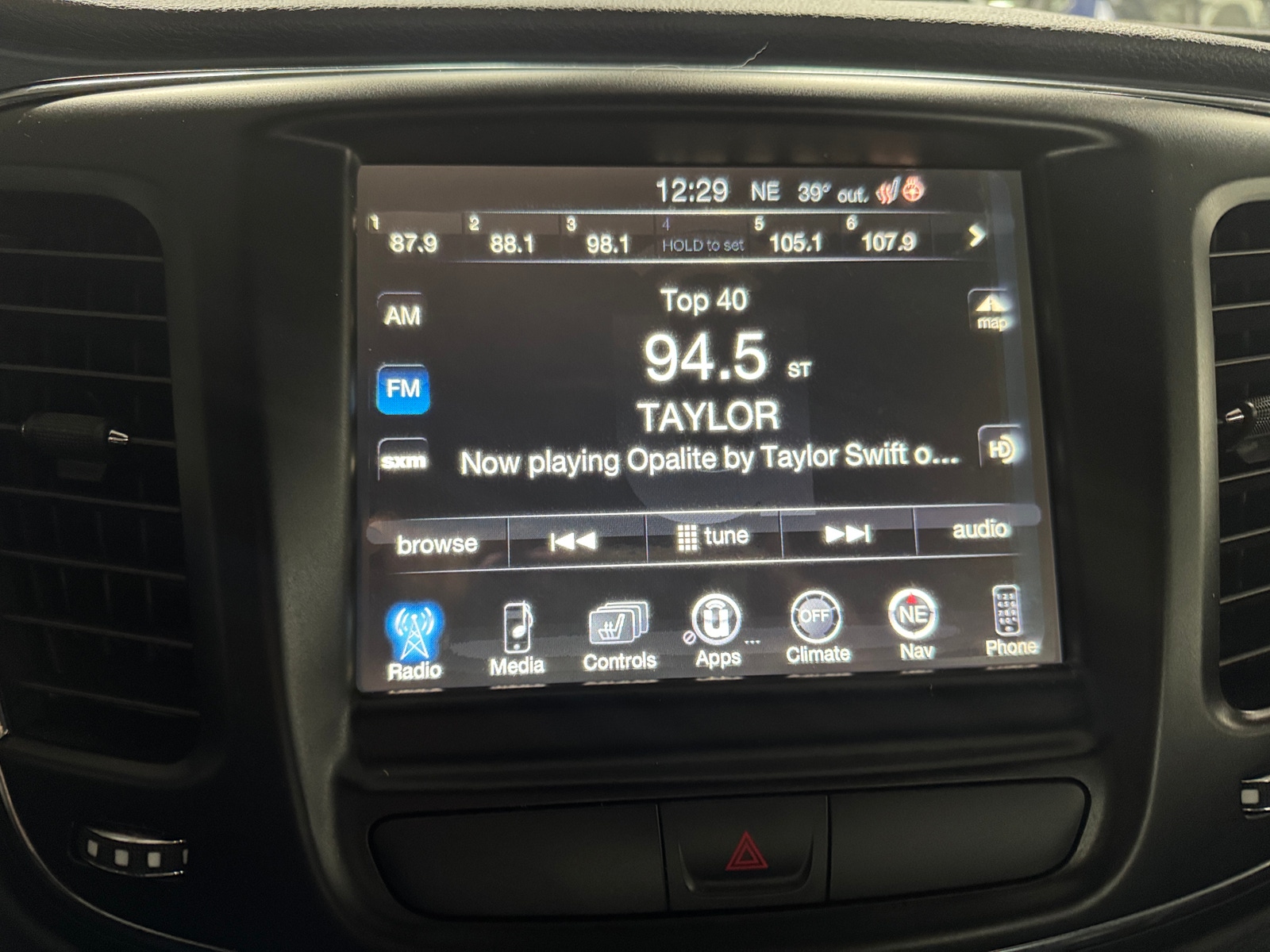 Thumbnail: 2017 Chrysler 200 - 3