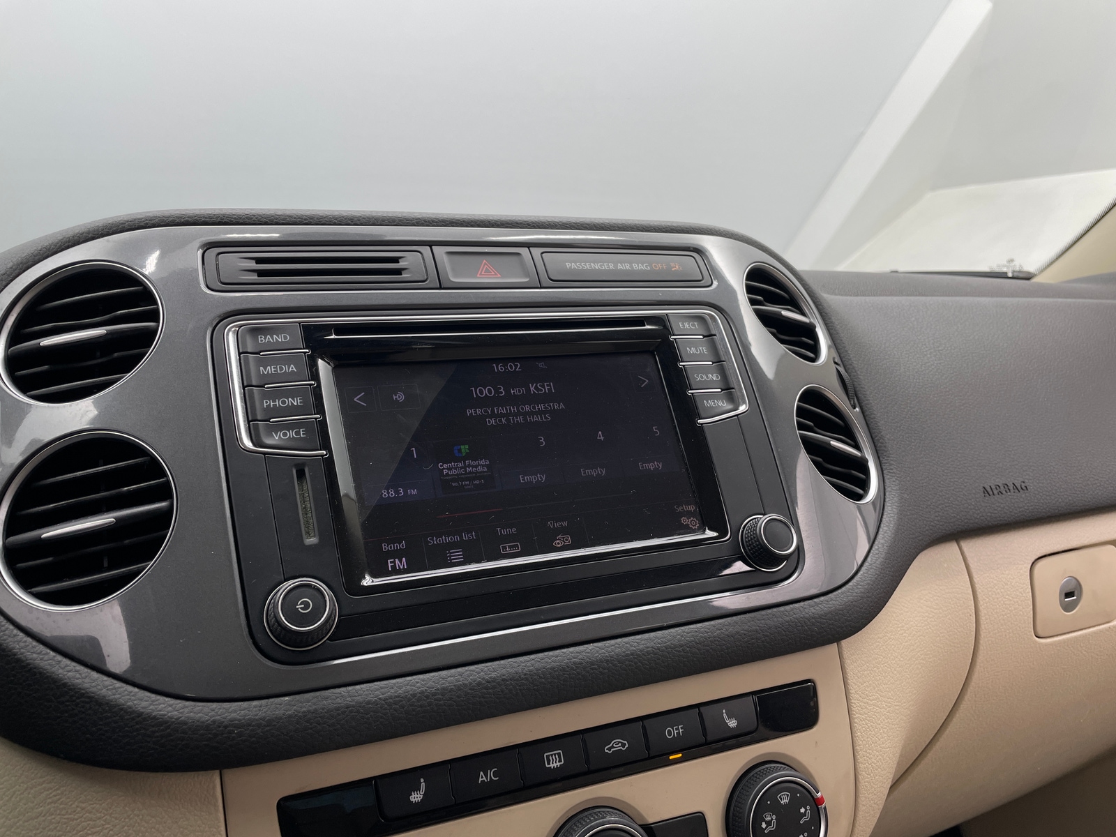 Thumbnail: 2017 Volkswagen Tiguan - 3