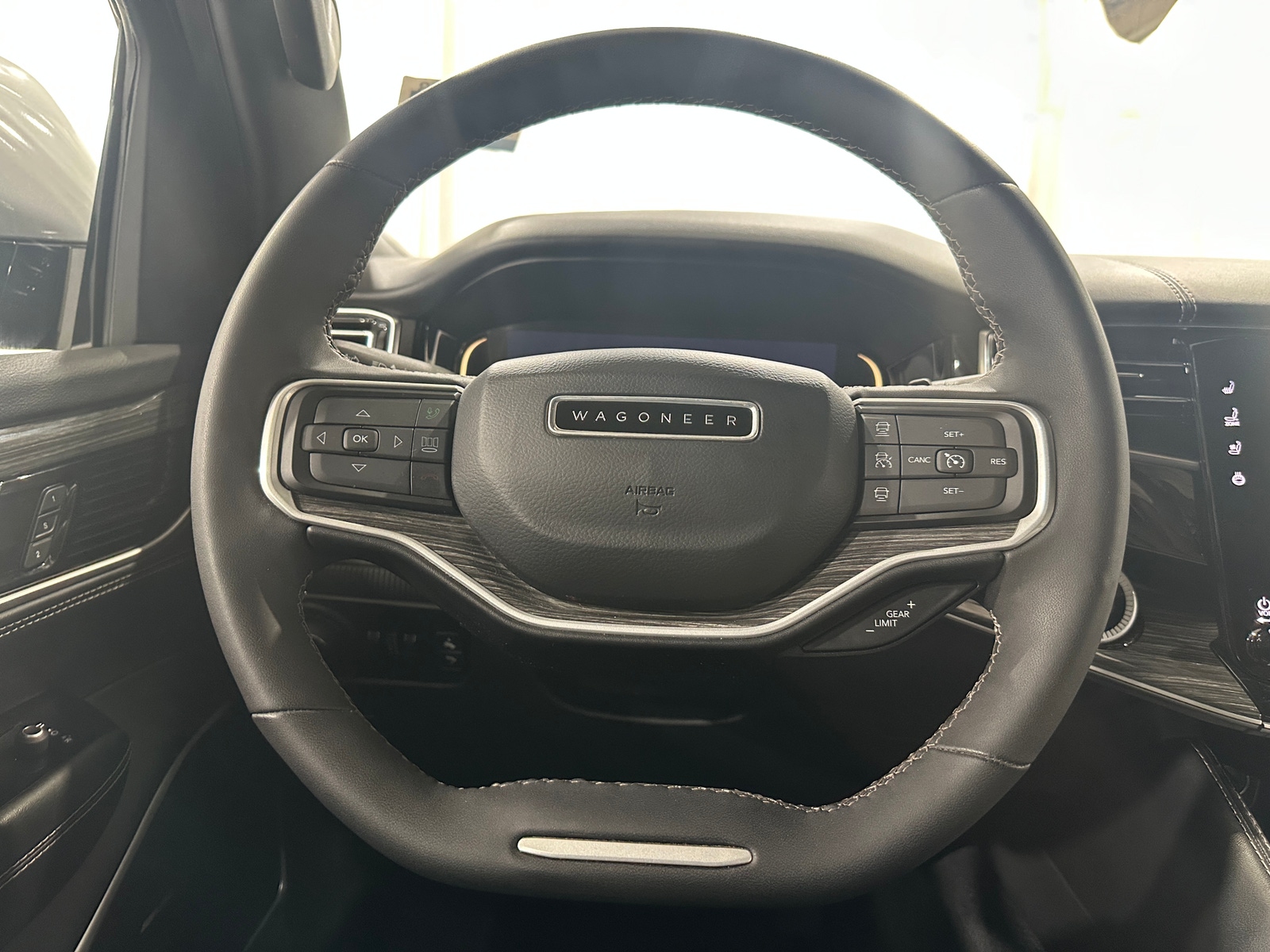 Thumbnail: 2022 Jeep Wagoneer - 4