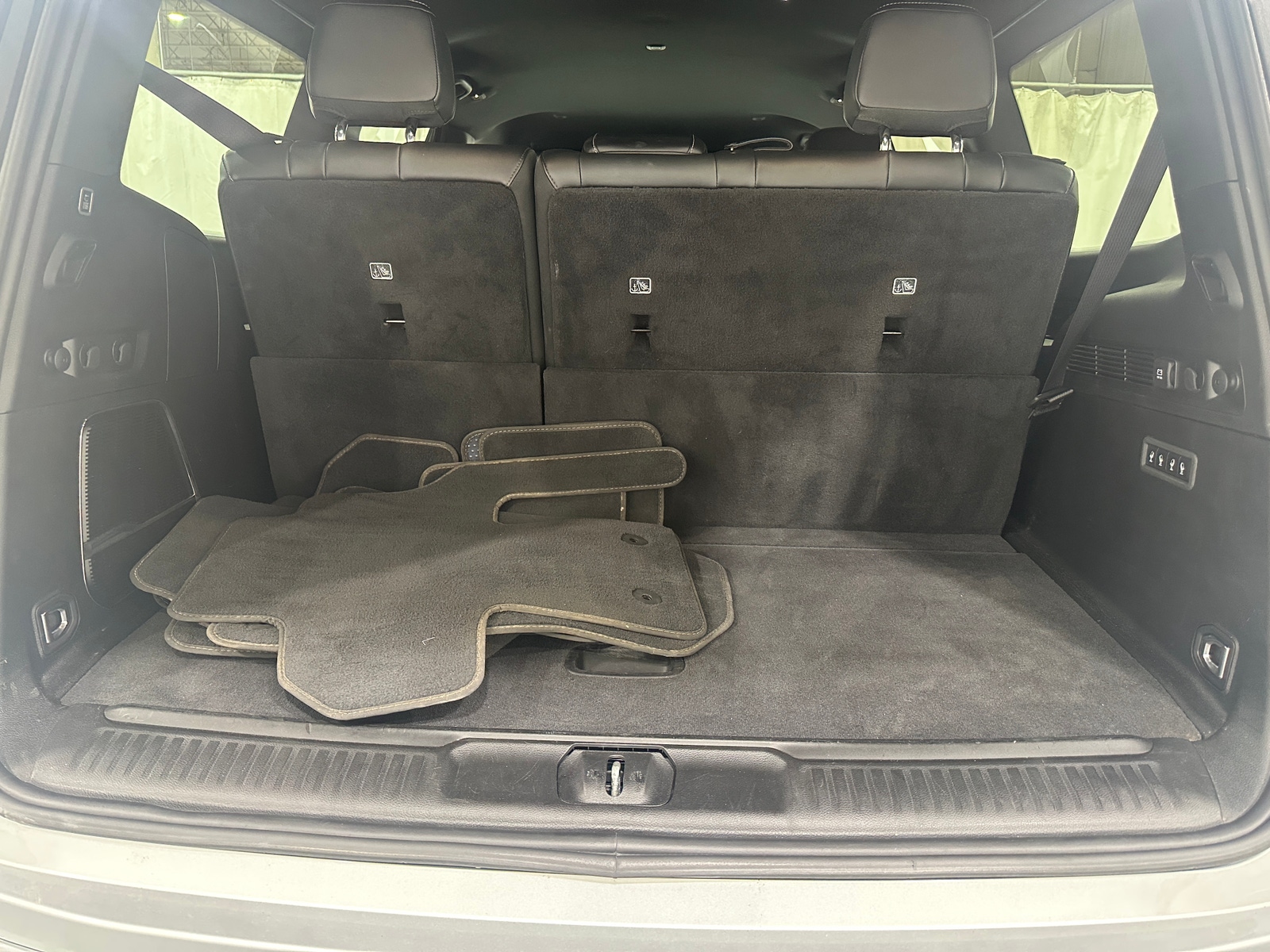 Thumbnail: 2022 Jeep Wagoneer - 6