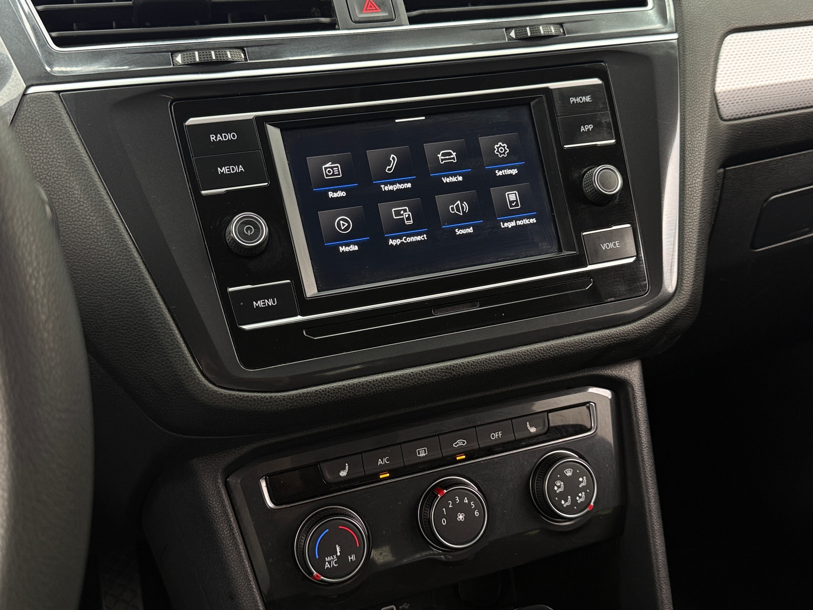 Thumbnail: 2022 Volkswagen Tiguan - 4