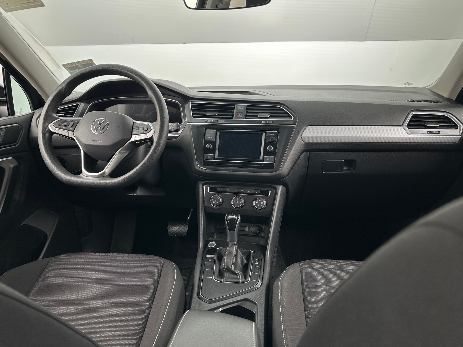 Thumbnail: 2023 Volkswagen Tiguan - 3