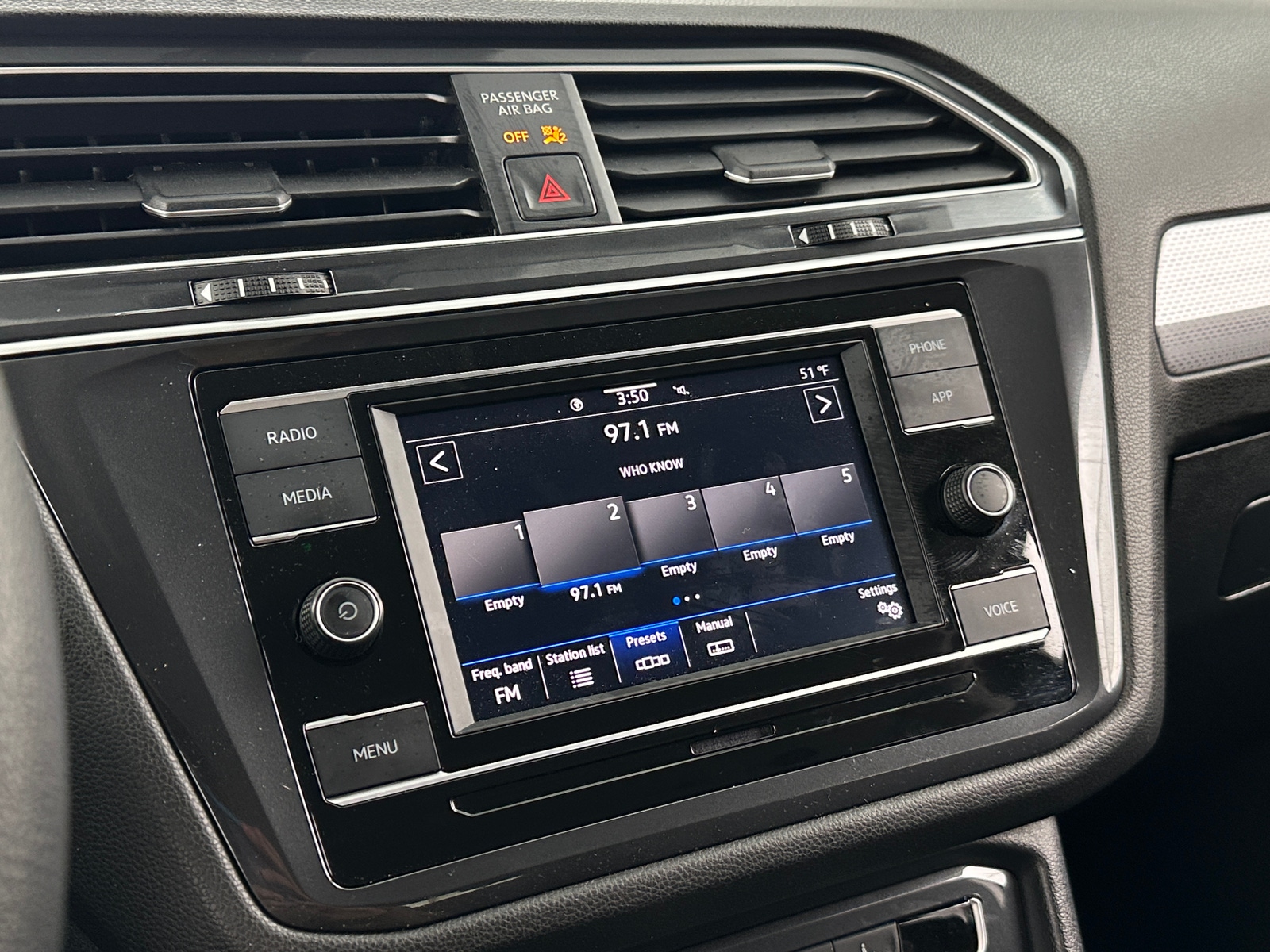 Thumbnail: 2023 Volkswagen Tiguan - 4