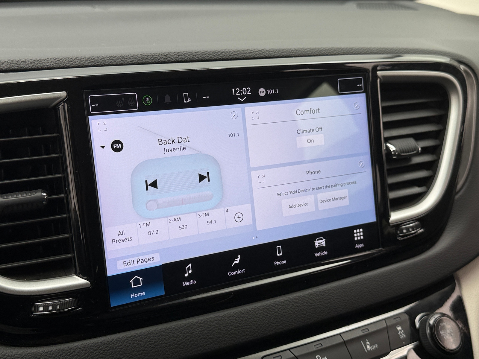 Thumbnail: 2024 Chrysler Pacifica - 3