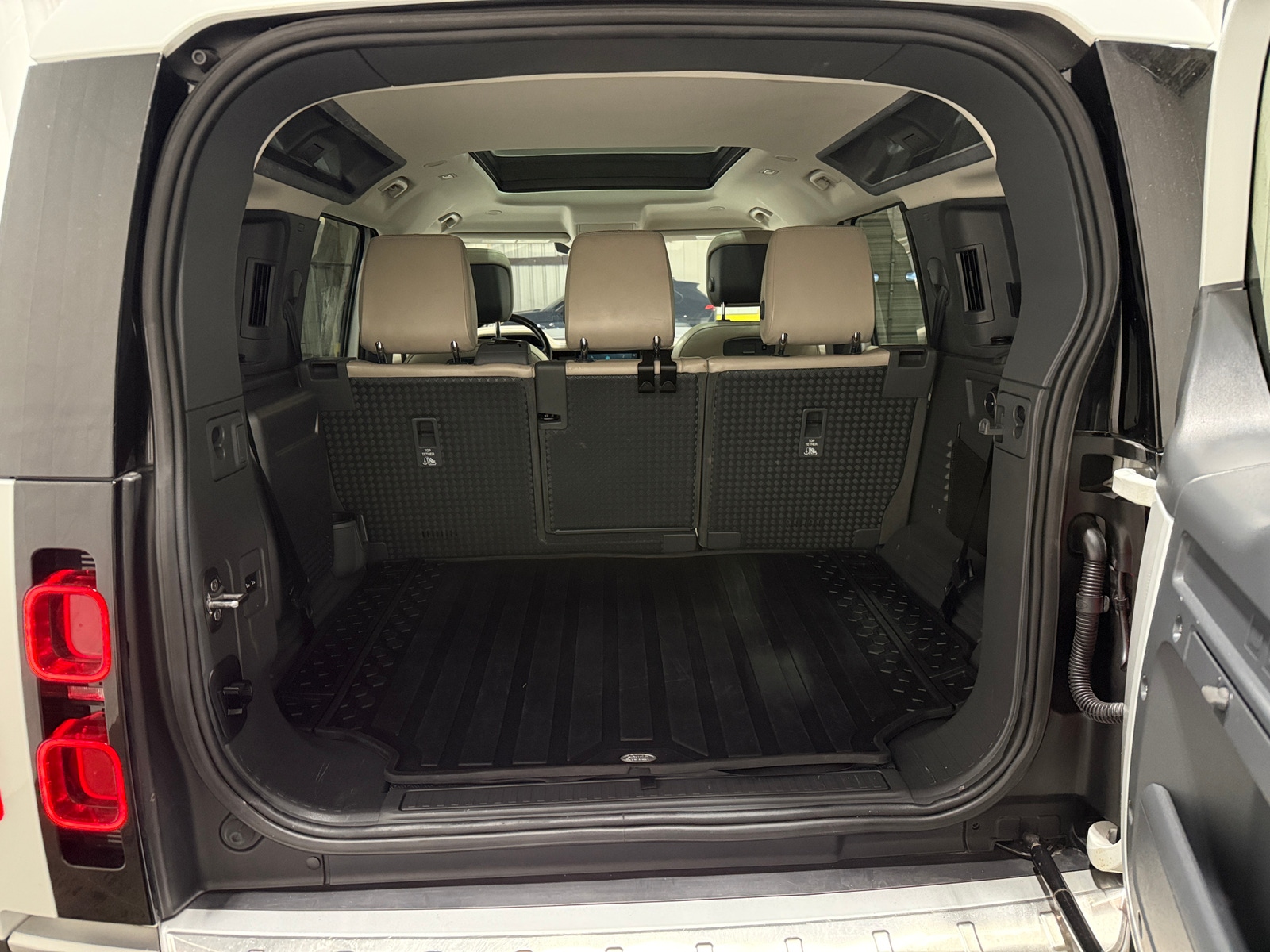 Thumbnail: 2020 Land Rover Defender - 6