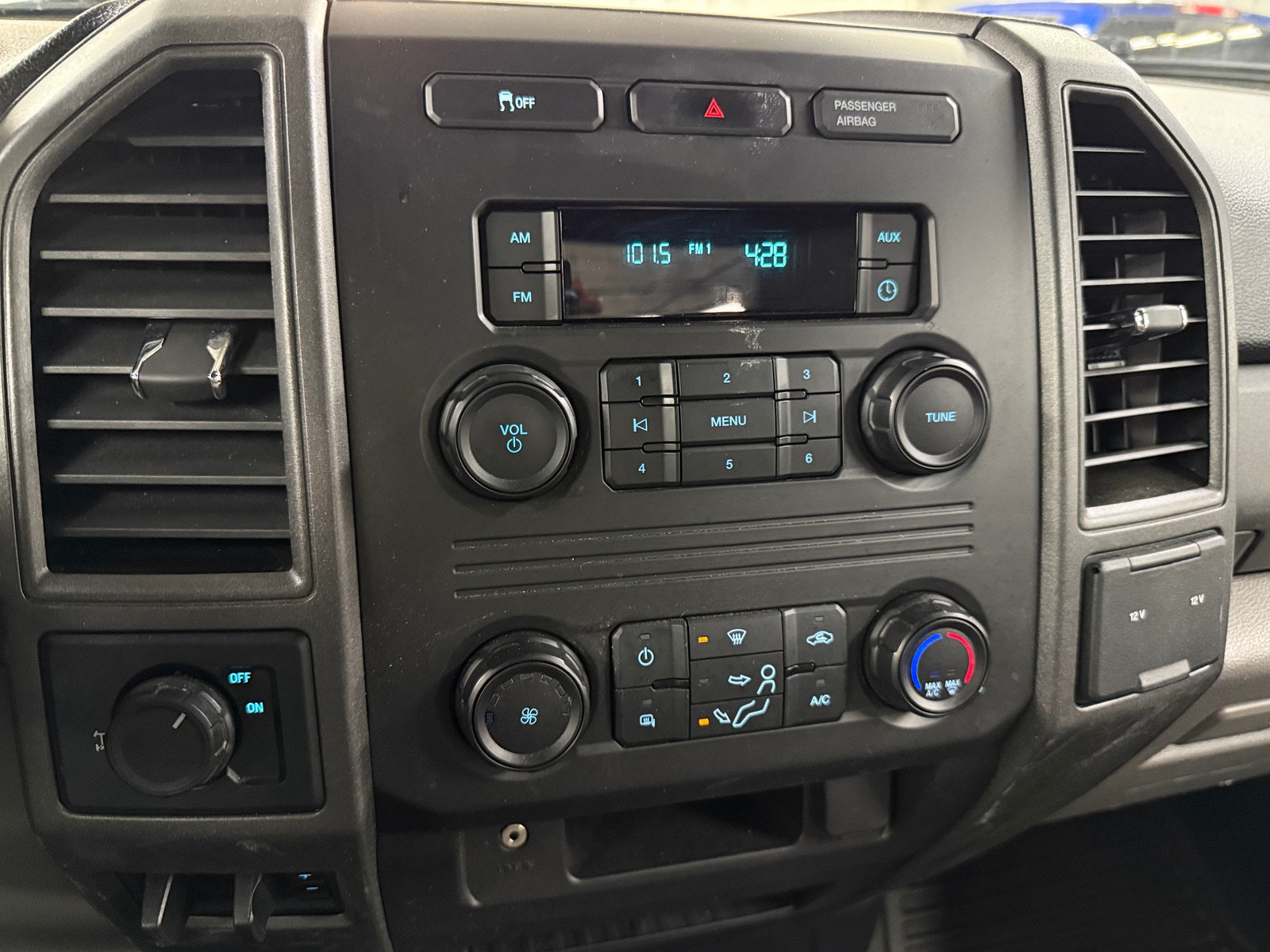 Thumbnail: 2017 Ford Econoline - 4