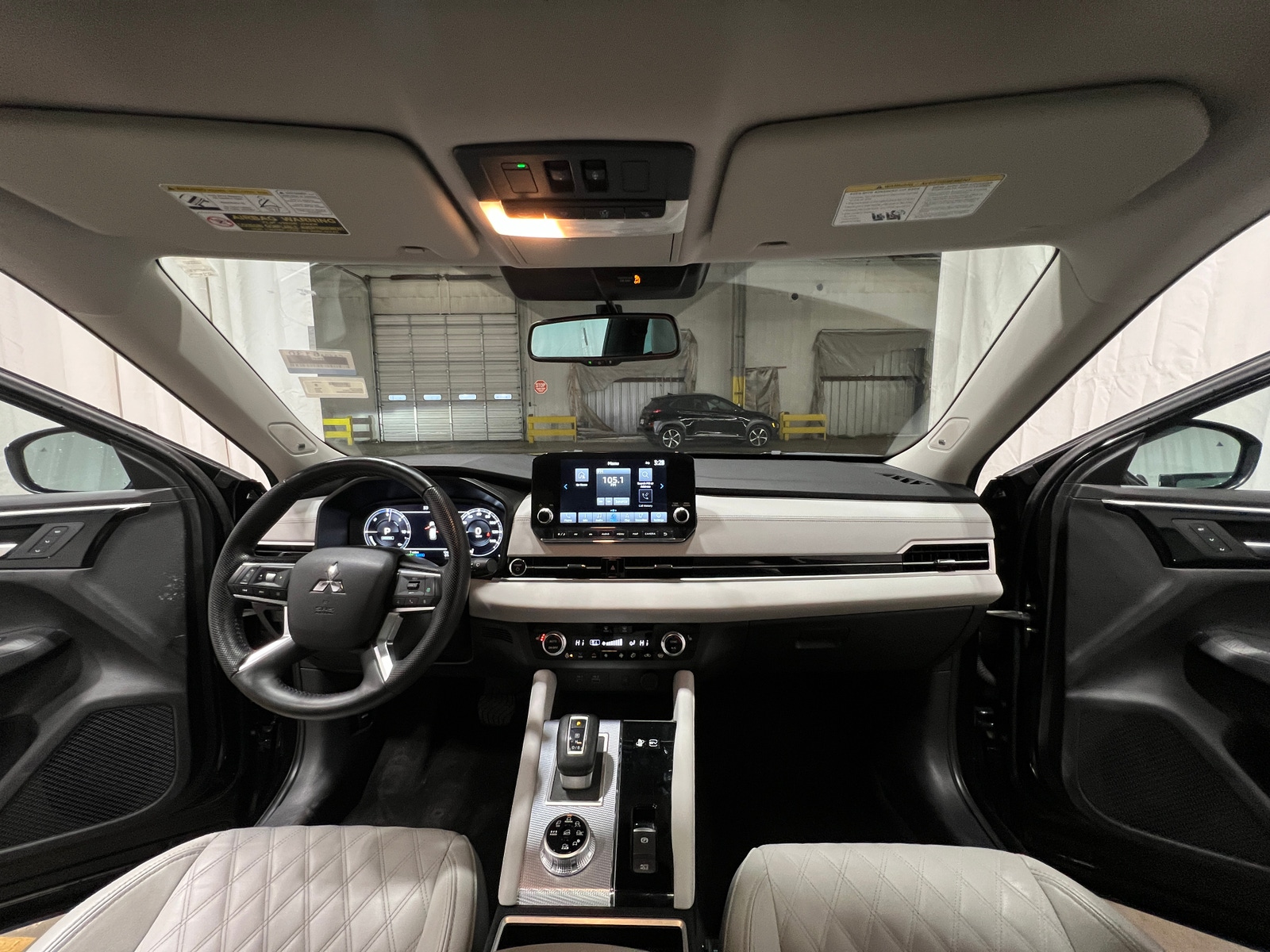 Thumbnail: 2023 Mitsubishi Outlander - 2