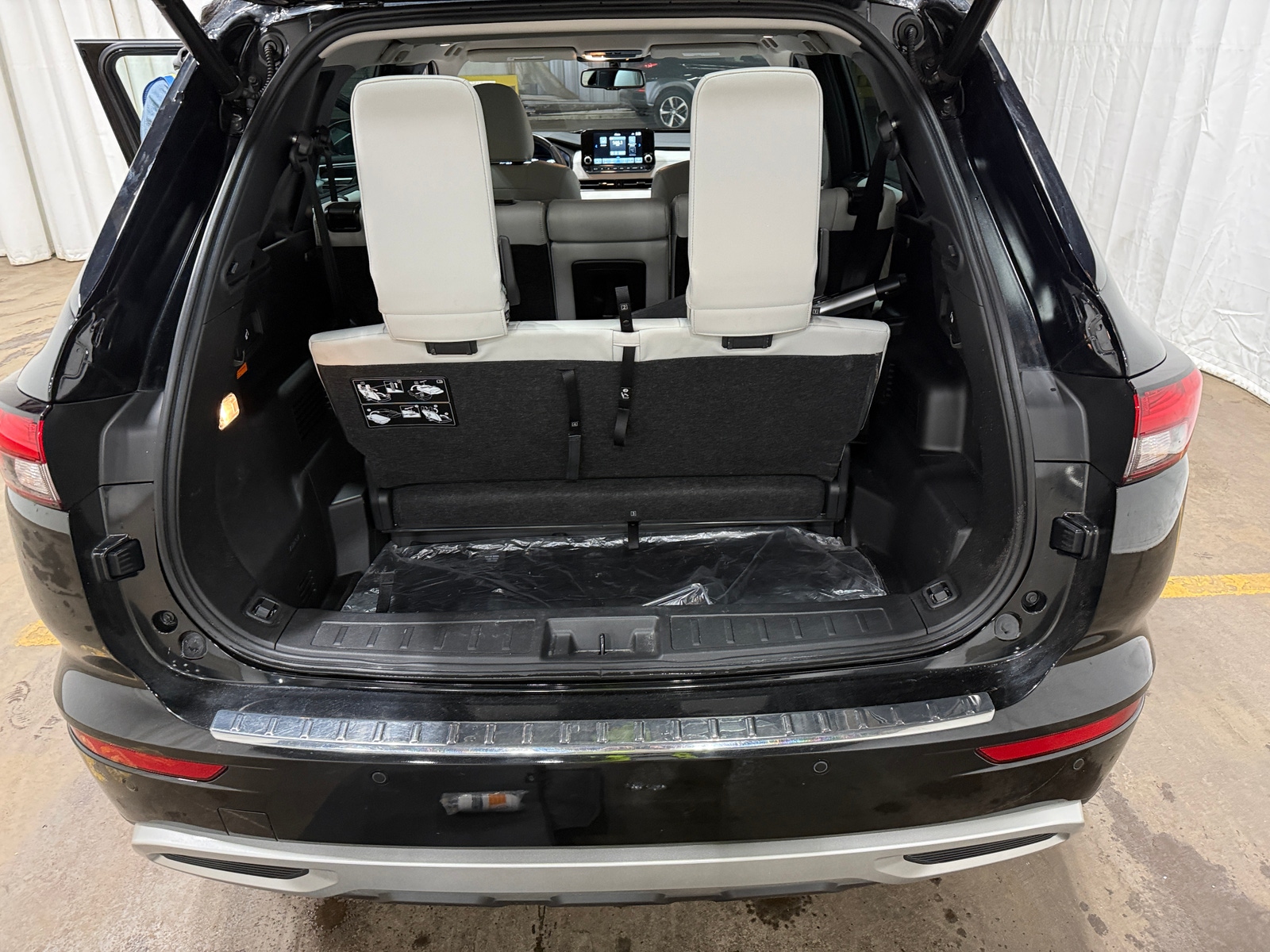 Thumbnail: 2023 Mitsubishi Outlander - 6