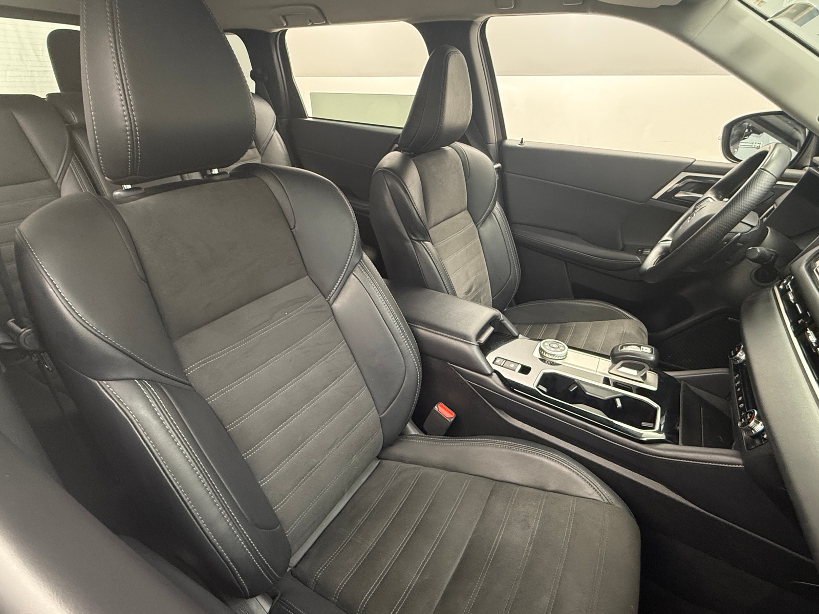 Thumbnail: 2025 Mitsubishi Outlander - 2