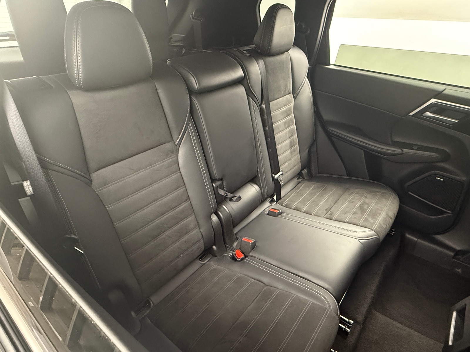 Thumbnail: 2025 Mitsubishi Outlander - 6