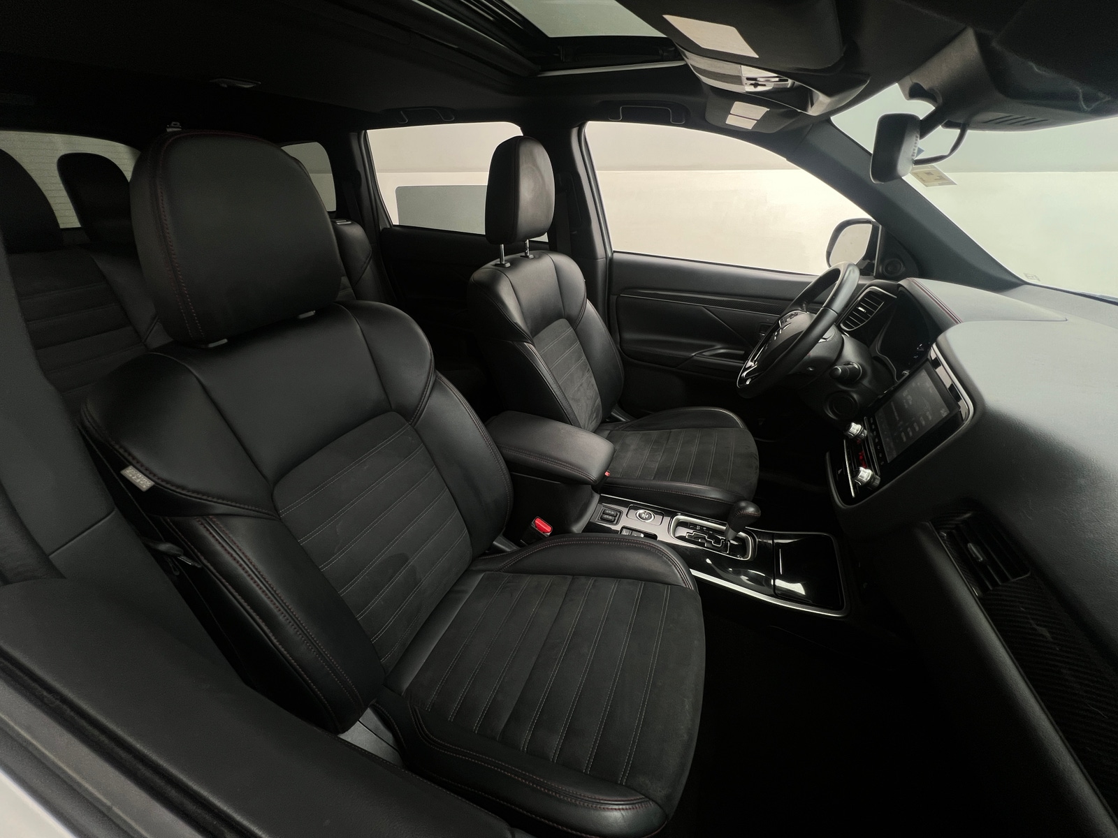 Thumbnail: 2020 Mitsubishi Outlander - 2