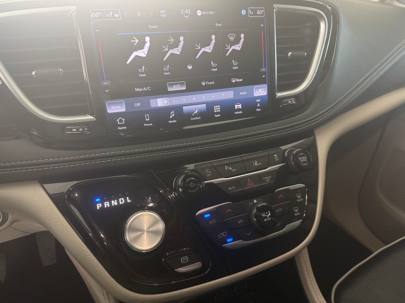 Thumbnail: 2024 Chrysler Pacifica - 3