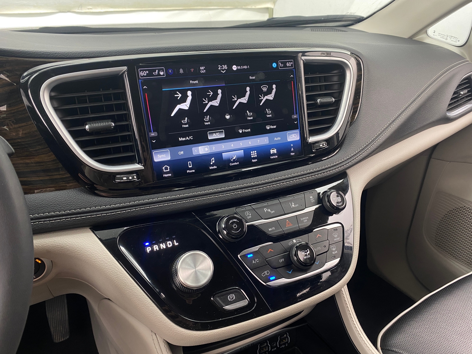 Thumbnail: 2024 Chrysler Pacifica - 3