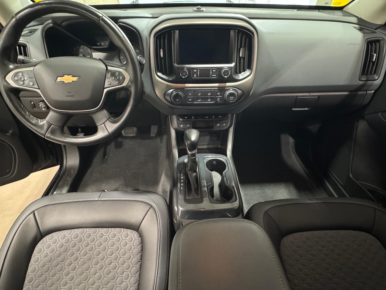 Thumbnail: 2022 Chevrolet Colorado - 3