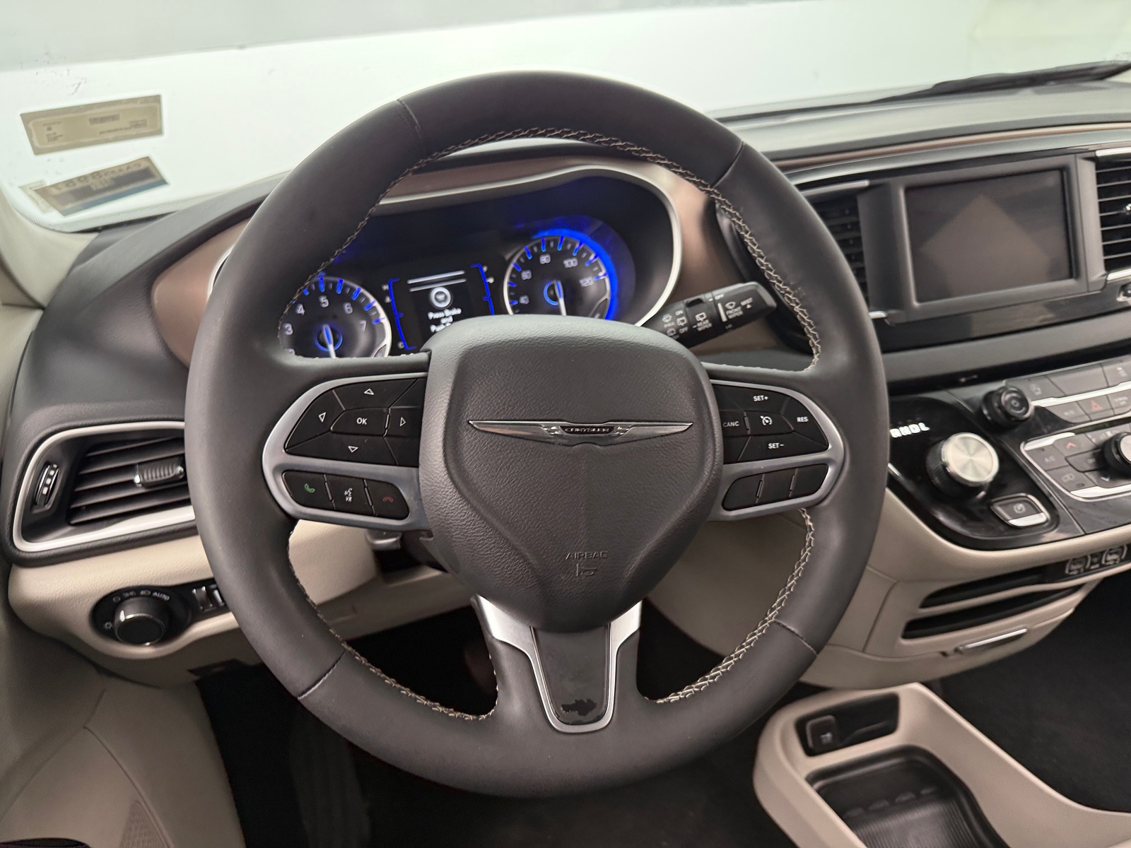 Thumbnail: 2023 Chrysler Voyager - 5