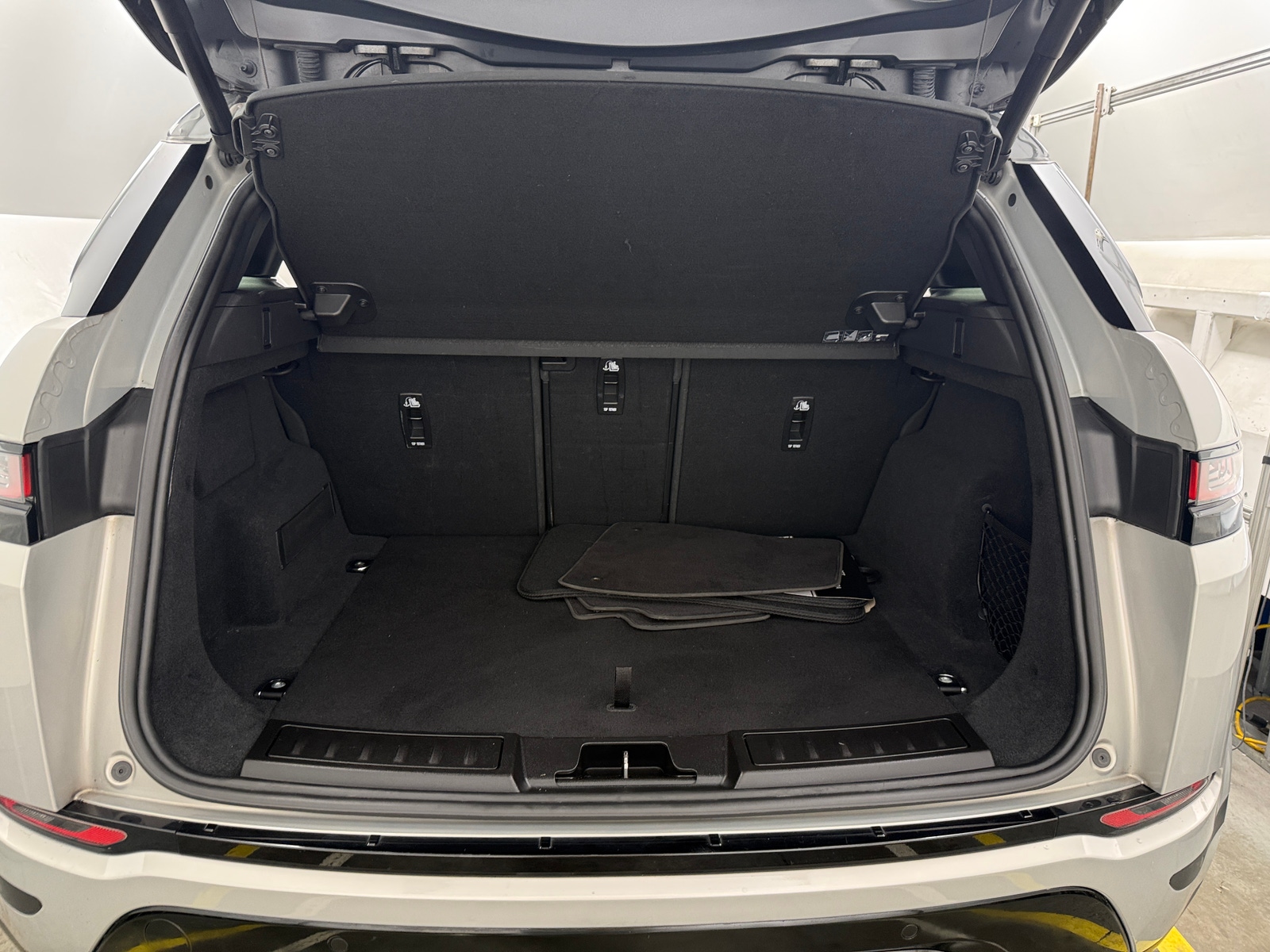 Thumbnail: 2020 Land Rover Range Rover Evoque - 6