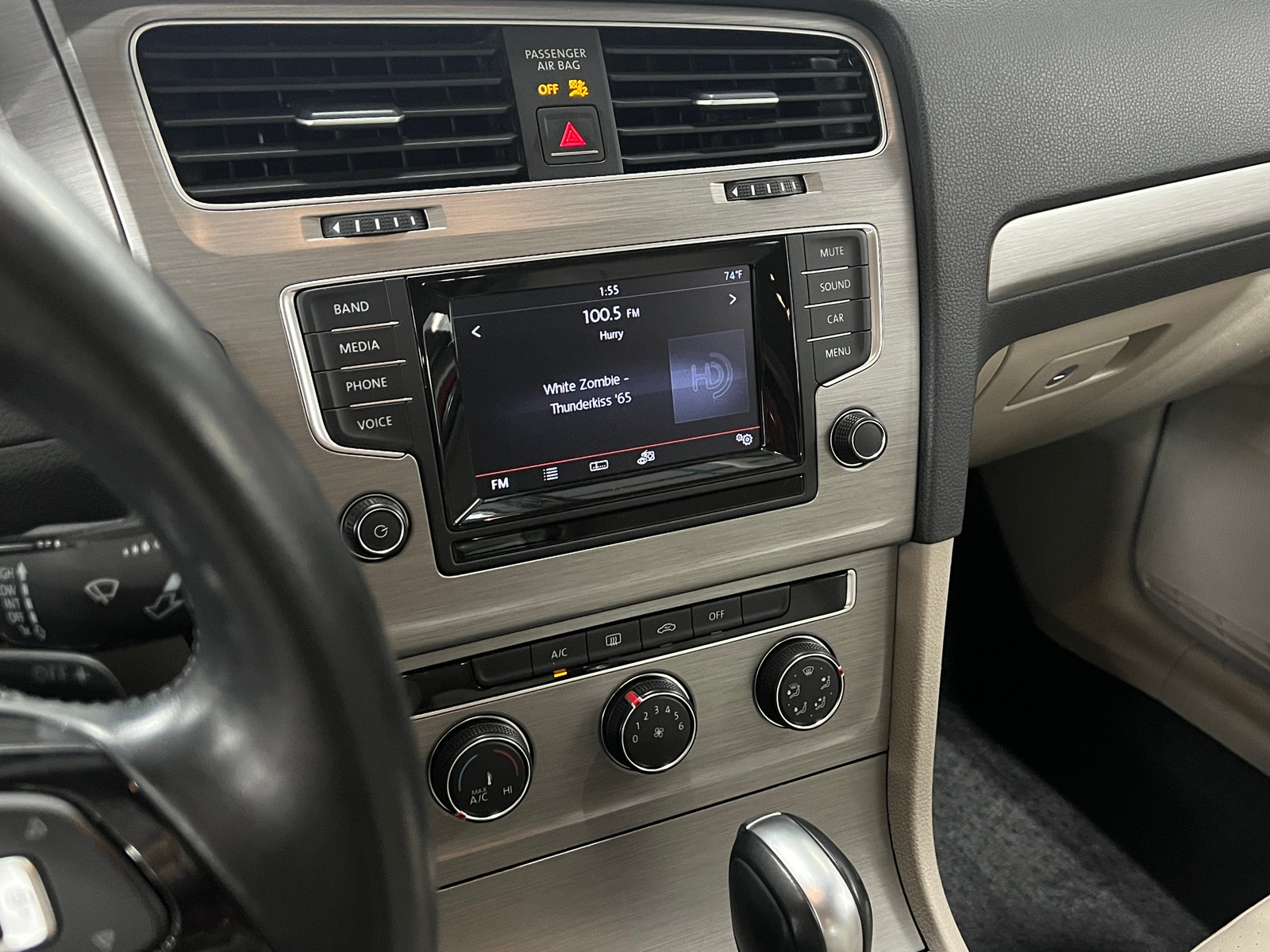 Thumbnail: 2015 Volkswagen e-Golf - 3