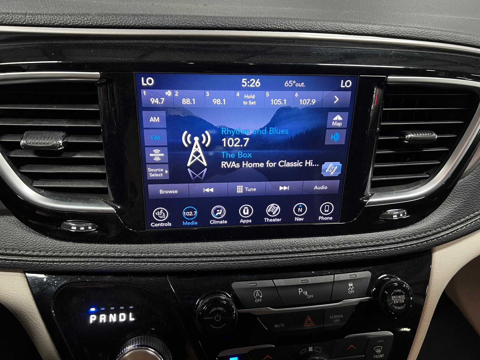 Thumbnail: 2018 Chrysler Pacifica - 3