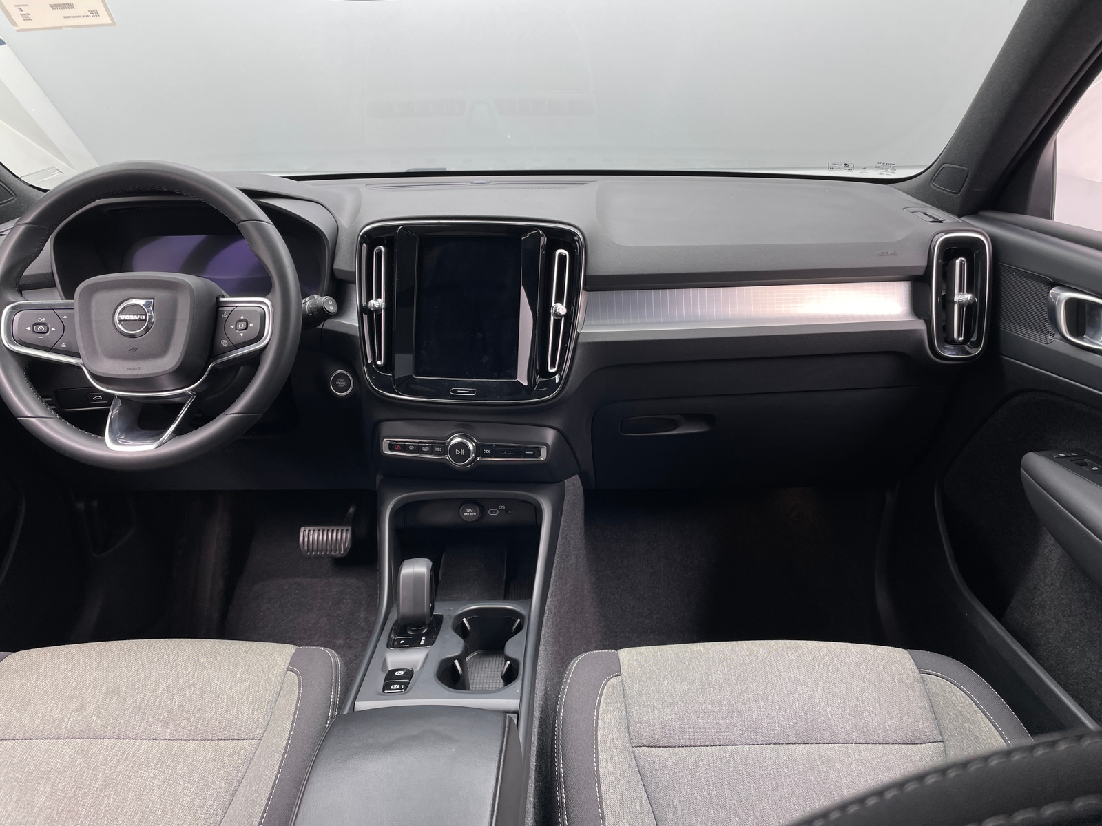 Thumbnail: 2024 Volvo XC40 - 3