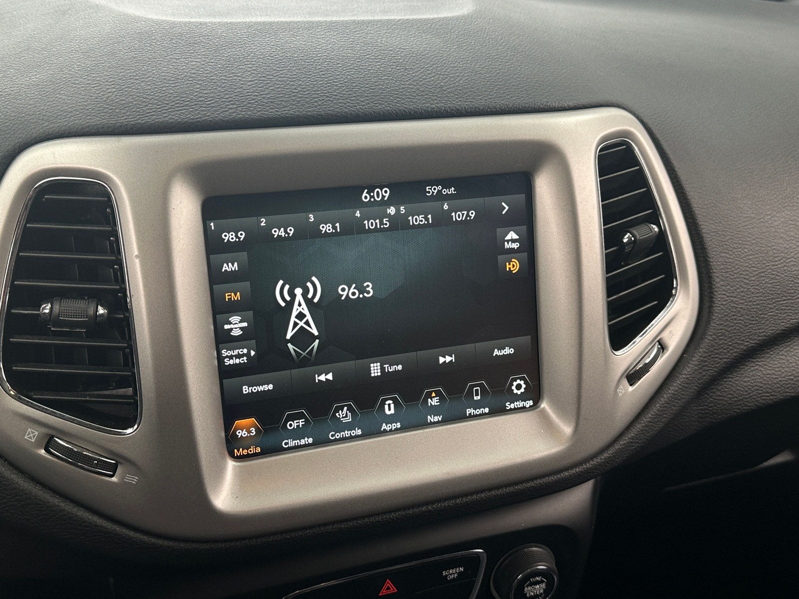 Thumbnail: 2021 Jeep Compass - 3