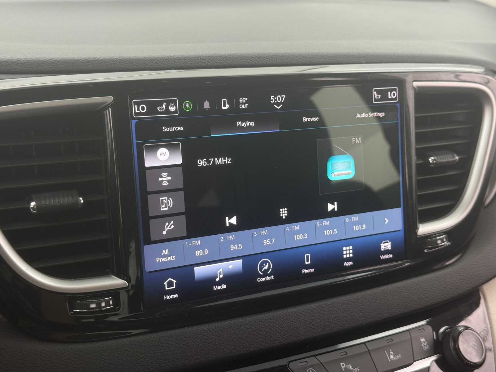 Thumbnail: 2024 Chrysler Pacifica - 3