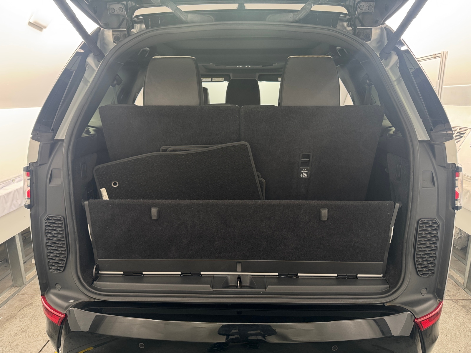 Thumbnail: 2018 Land Rover Discovery - 6