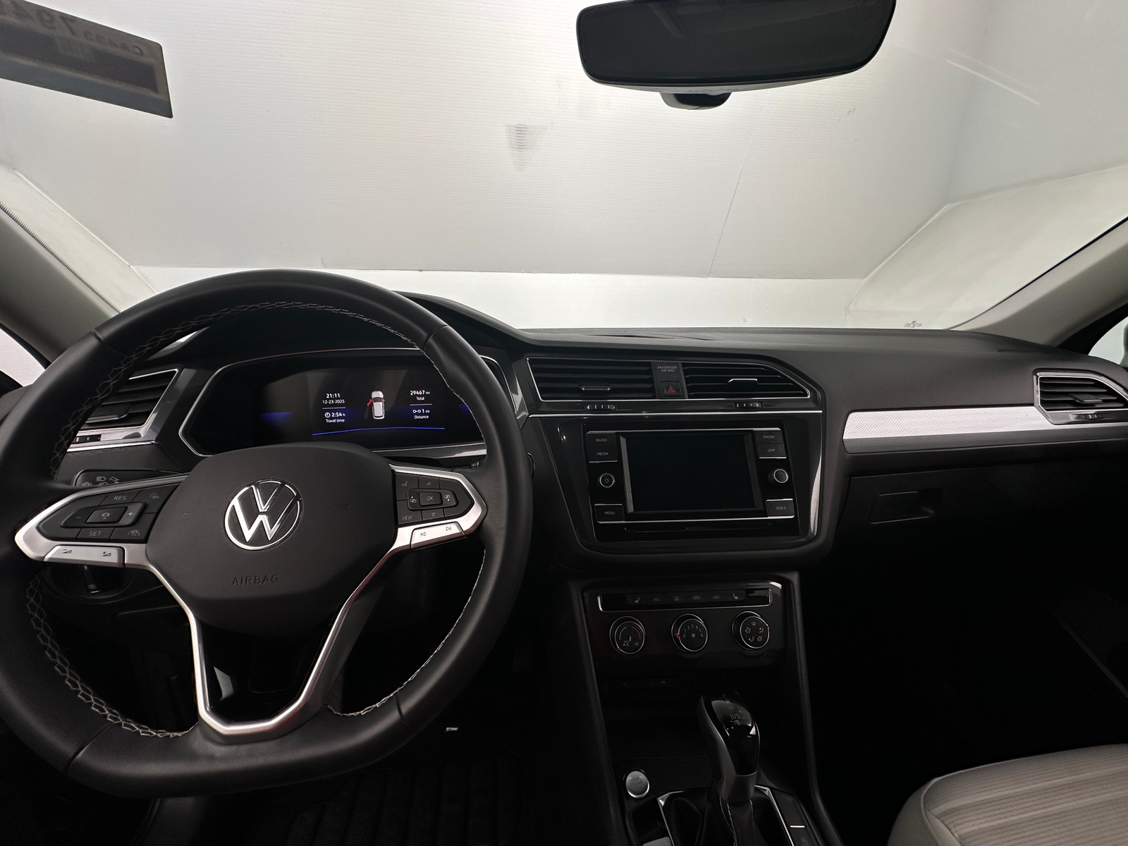 Thumbnail: 2023 Volkswagen Tiguan - 3